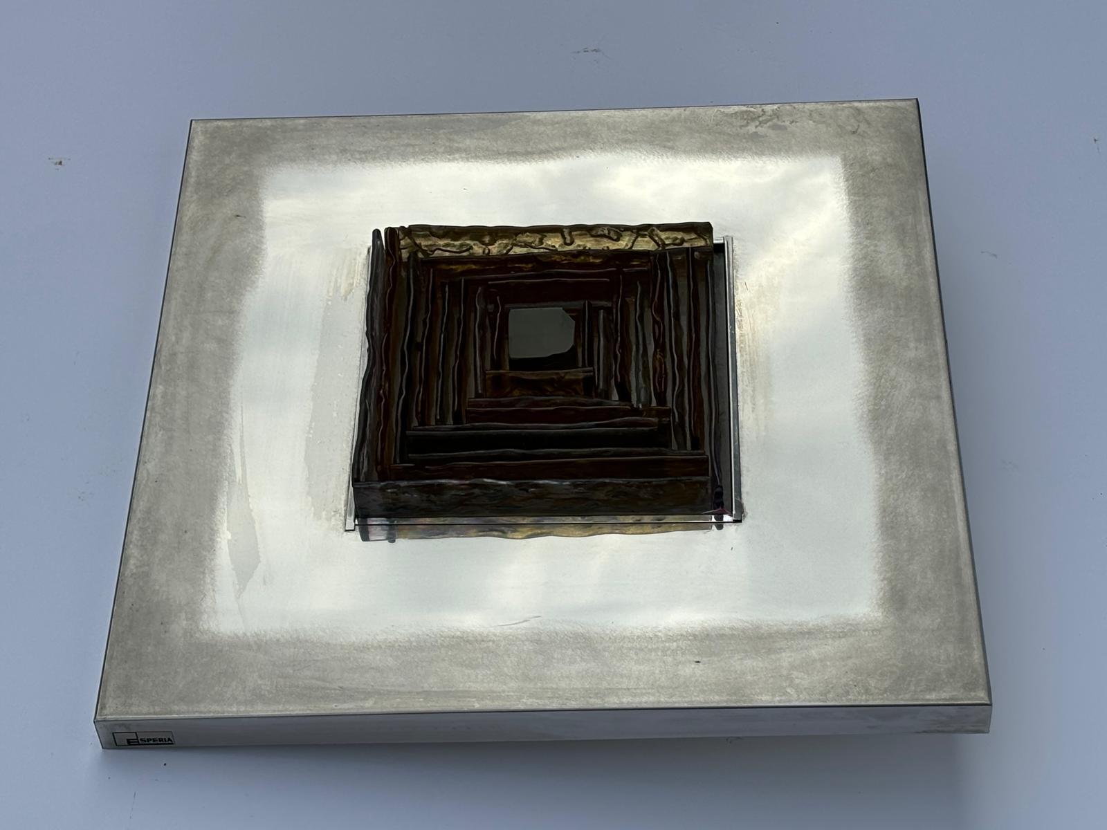 Pannello luminoso in acciaio e vetro di Murano disegnato da Angelo Brotto per Esperia, anni '70. C'è l'etichetta.

Biografia
Angelo Brotto, dal 1914 al 2002, era un designer e artista veneziano meglio conosciuto per il suo lavoro con il vetro.  Si è