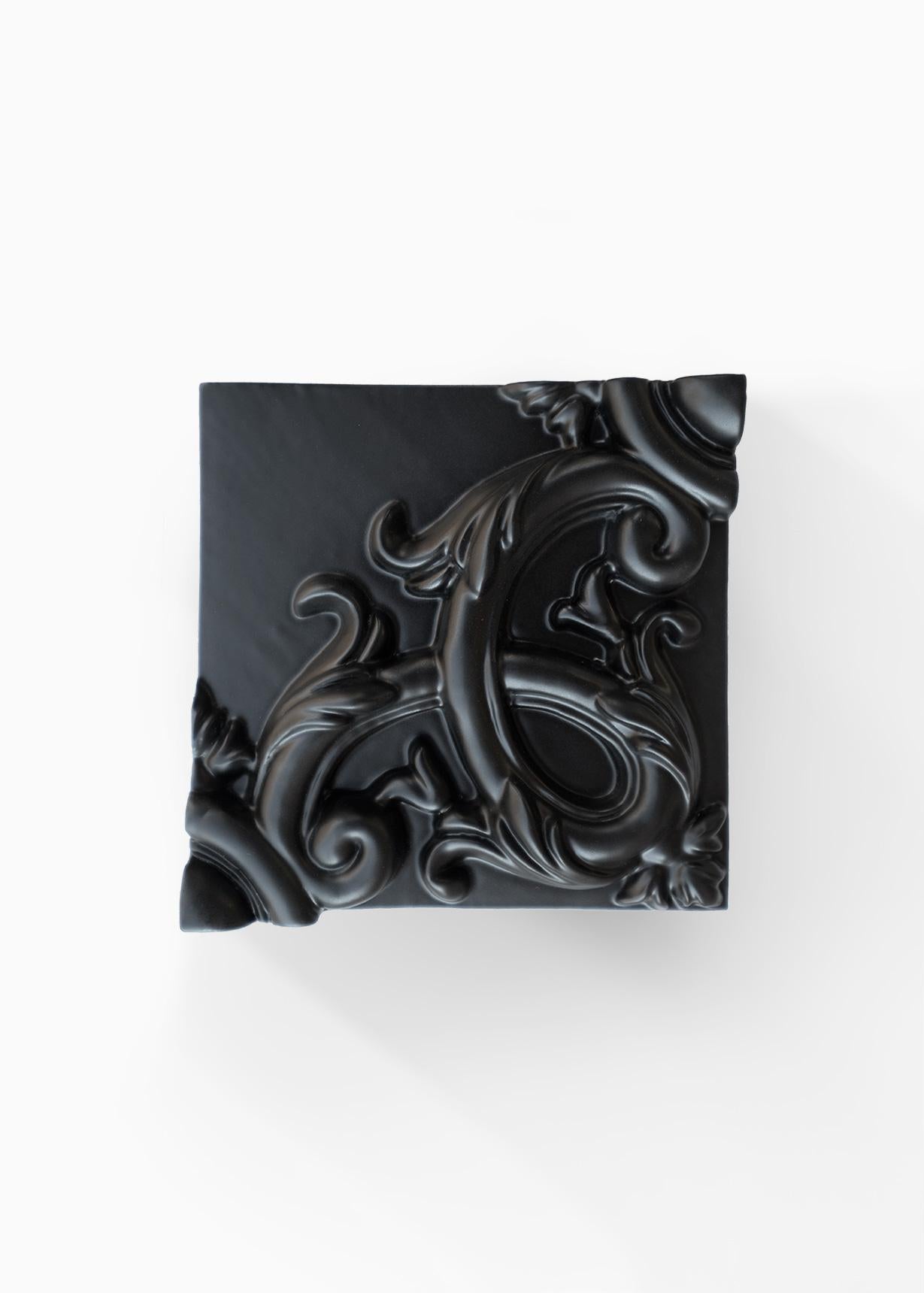 This elegant panel in three-dimensional baroque ceramic whit floral decor is handmade in Italy by highly-skilled artisans.
From the search of the Bevilacqua brothers, sons of art, ceramist for tradition and passion, the floral decoration typical of