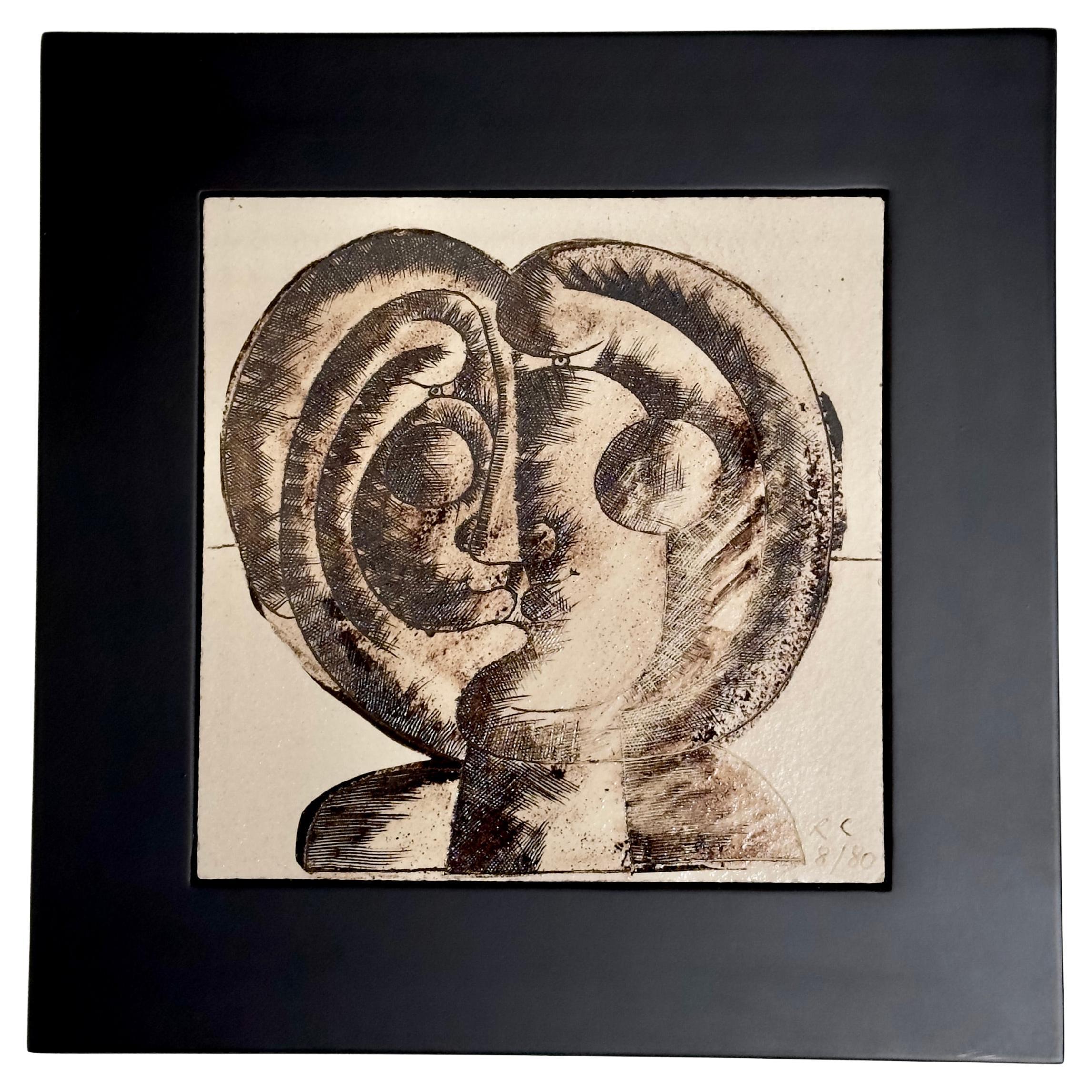 Pezzo unico in gres decorato con ossidi che raffigura una creatura chimerica composta da 2 profili adiacenti.
Telaio in legno laccato.
Riporta le iniziali dell'artista e la data di creazione.

Perfette condizioni originali.

Informazioni