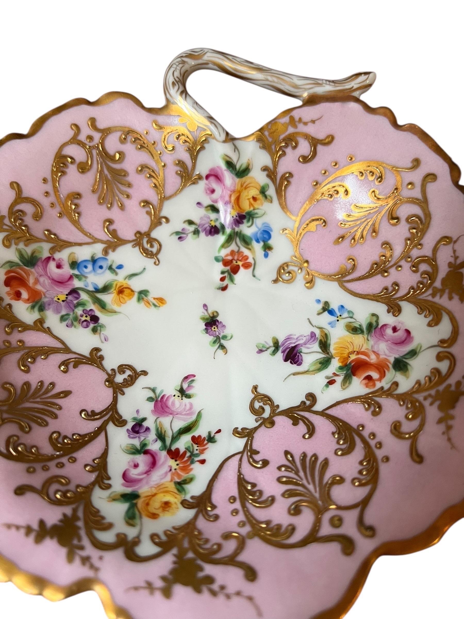 Peint à la main Plat décoratif en porcelaine de Paris - Style Rococo - Début du 20ème siècle en vente