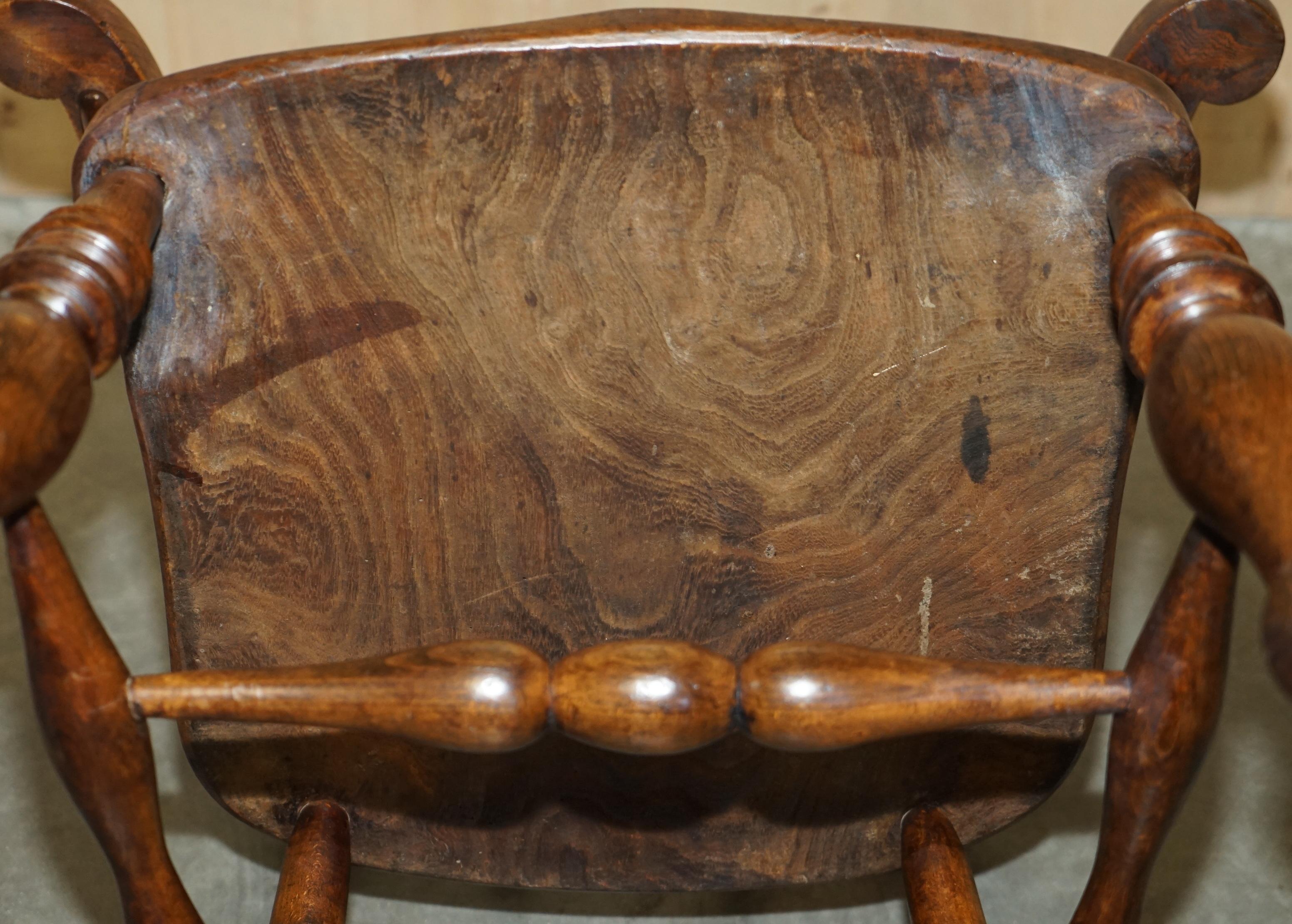 Dekorative Patina Antiker edwardianischer Kapitäns-Sessel aus Ulmenholz mit Bogenrückenlehne im Angebot 11