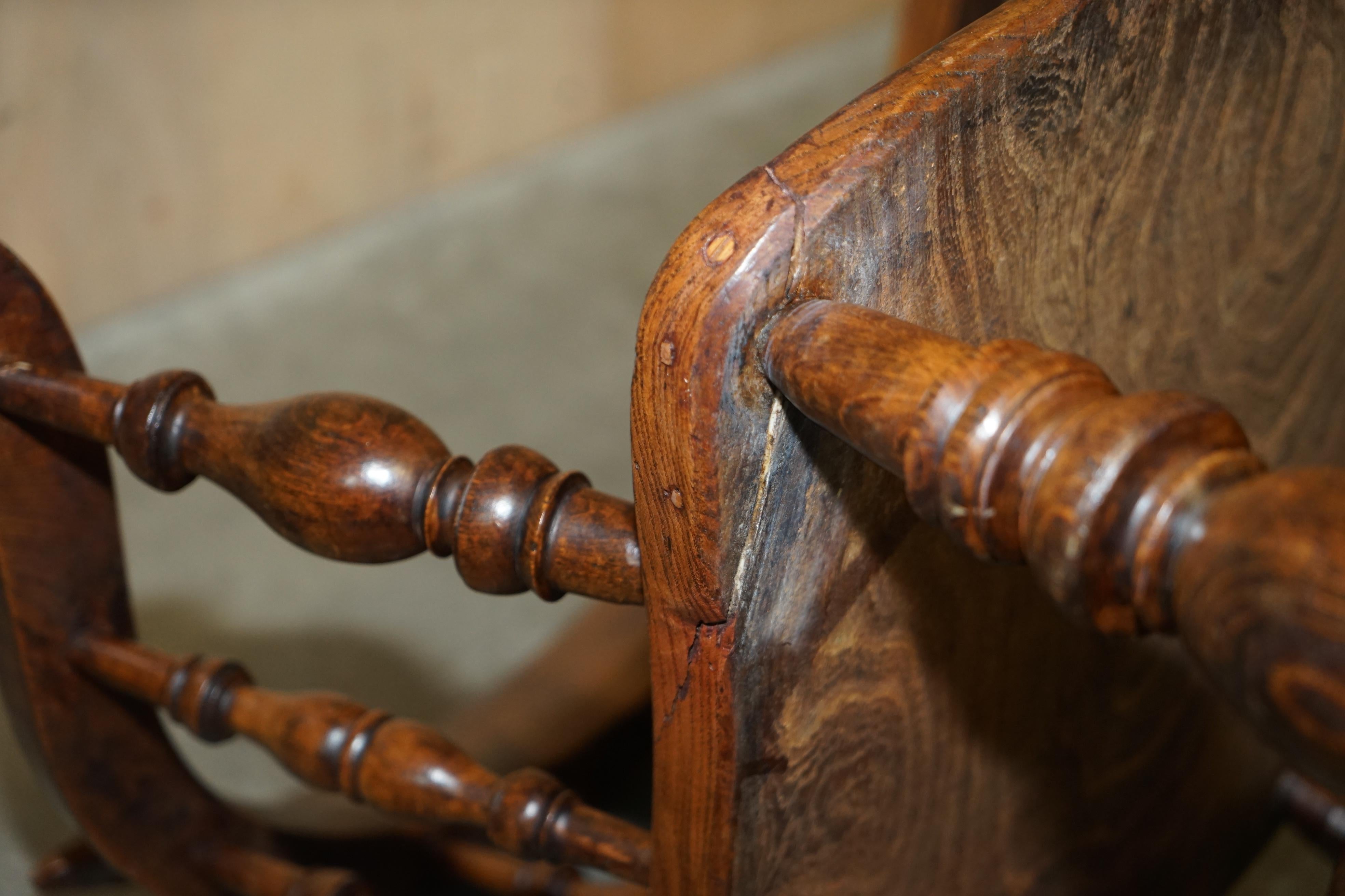Dekorative Patina Antiker edwardianischer Kapitäns-Sessel aus Ulmenholz mit Bogenrückenlehne im Angebot 12