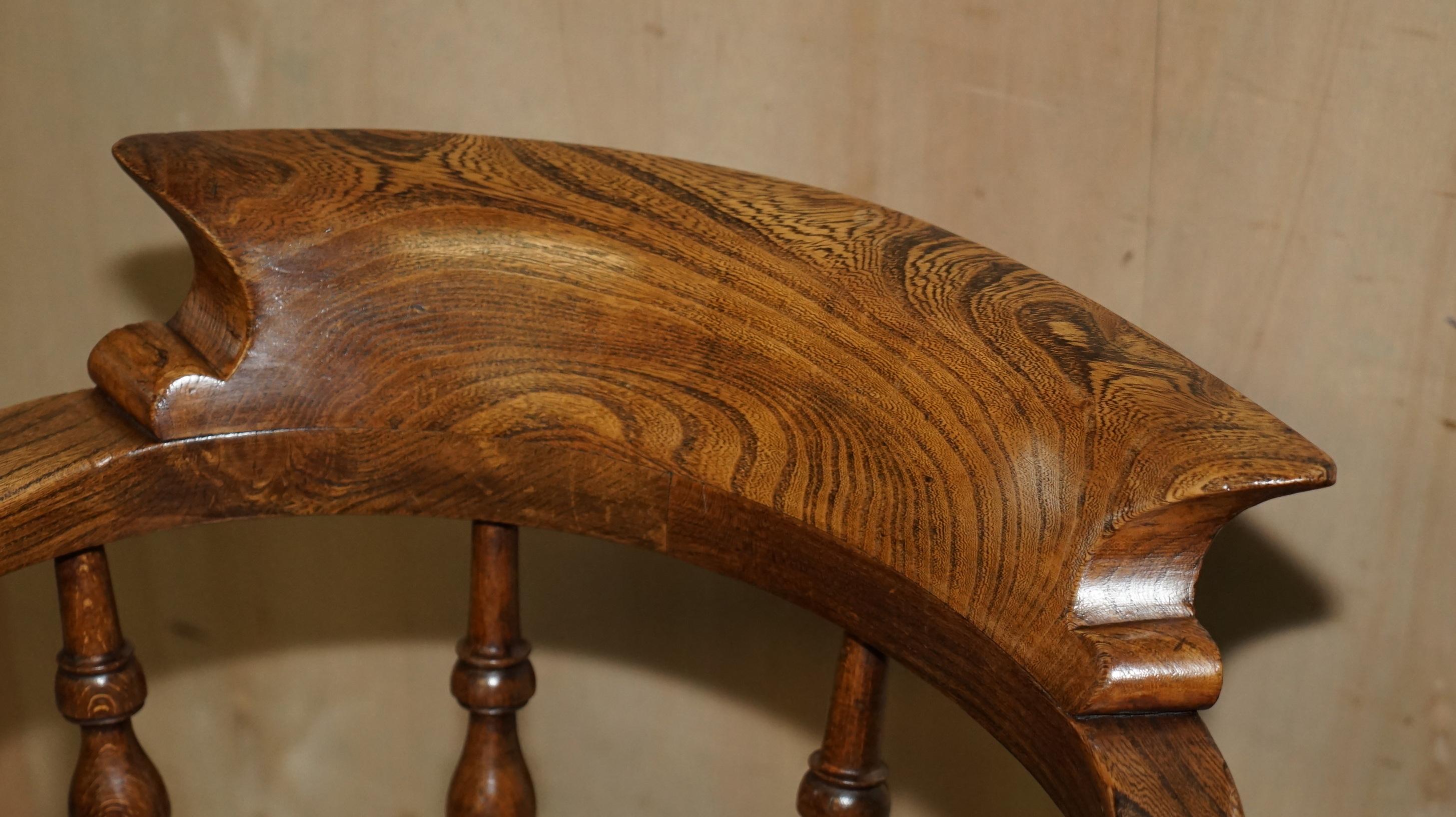Dekorative Patina Antiker edwardianischer Kapitäns-Sessel aus Ulmenholz mit Bogenrückenlehne (Handgefertigt) im Angebot