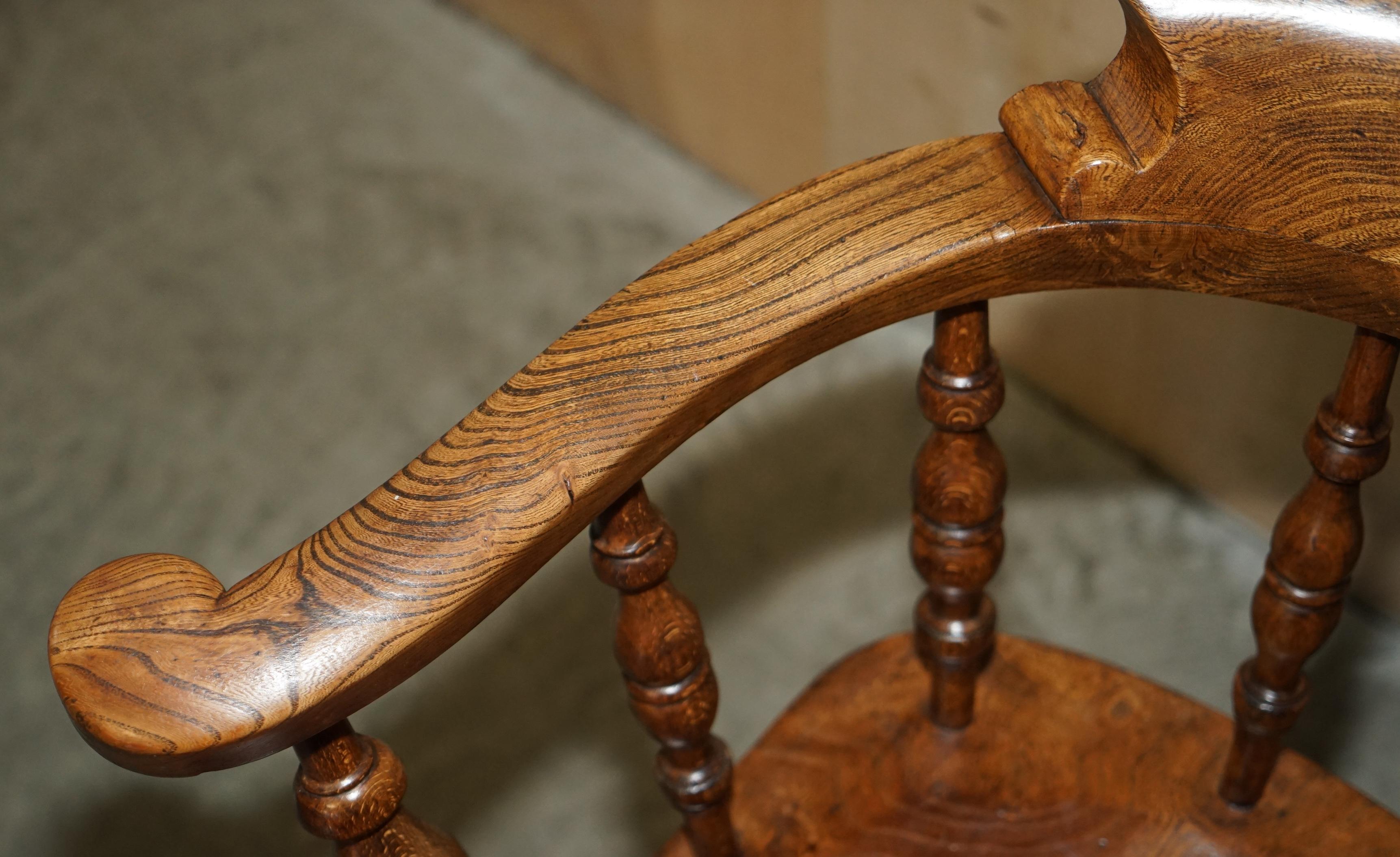 Dekorative Patina Antiker edwardianischer Kapitäns-Sessel aus Ulmenholz mit Bogenrückenlehne im Angebot 1