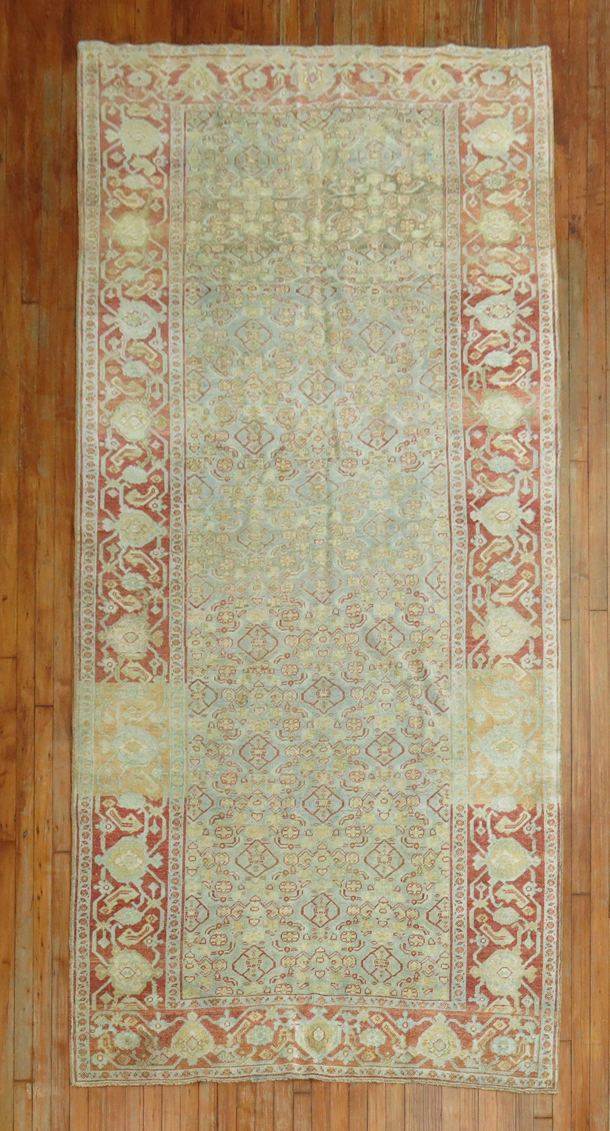 Tapis persan Bidjar du début du XXe siècle dans des tons bleus, gris, verts et rouges

Mesures : 5' x 10'4''.

  