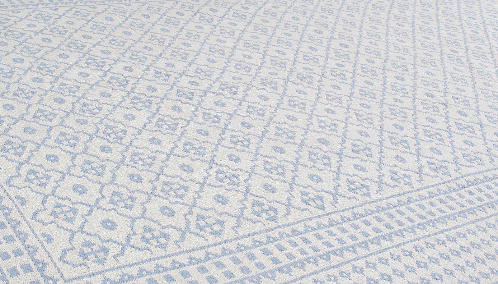 Dieser Flachgewebe-Teppich von Zeillu ist aus 100 % handgesponnener Baumwolle und natürlichen Farbstoffen handgewebt. Er ist von den antiken Zeillu-Kelims inspiriert, die in der Region Yazd im Iran heimisch sind. NASIRI setzt die reiche Tradition