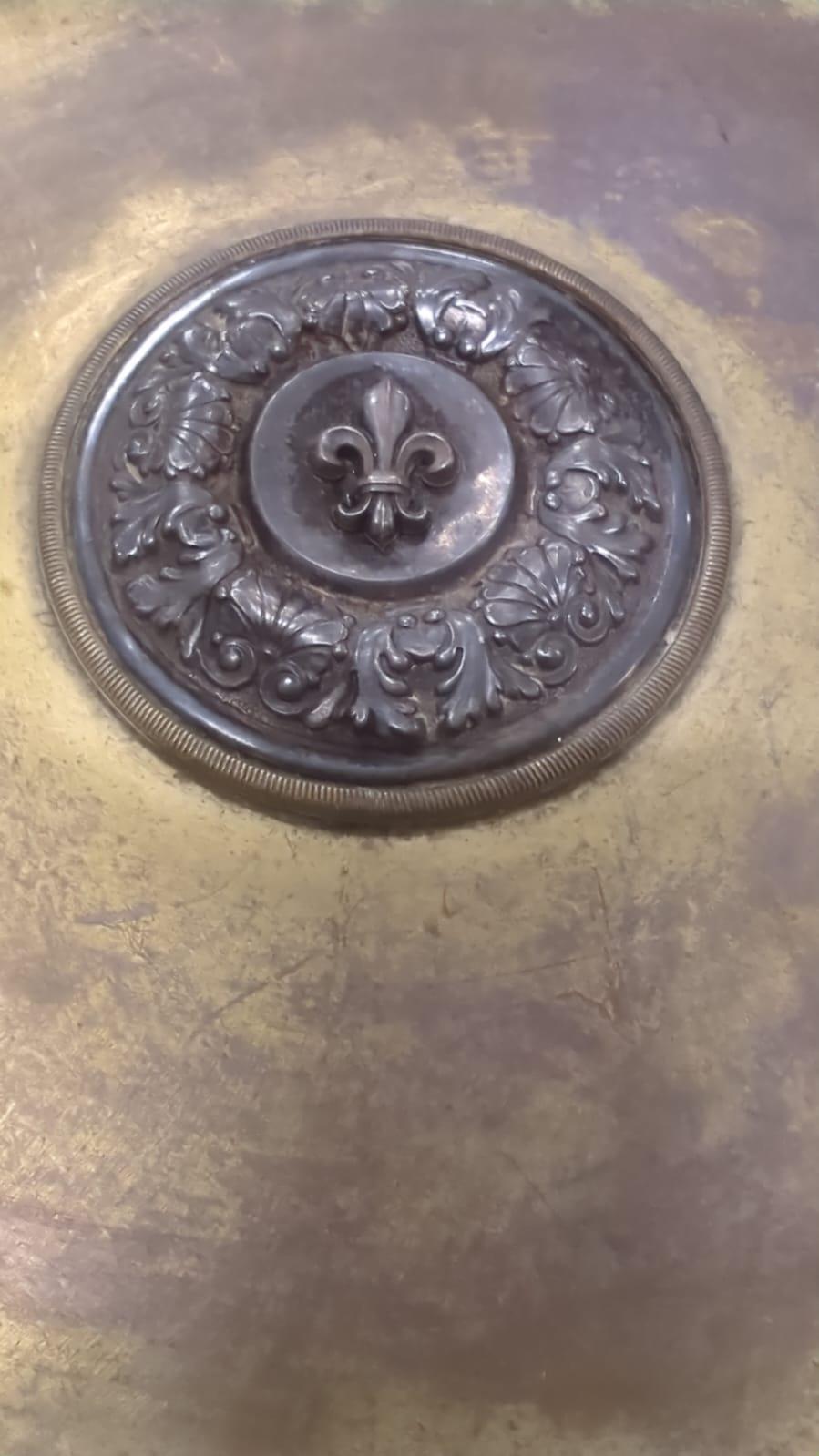 Peltro Piatto decorativo in peltro, Almoner Plate, Made in Italy, fine del XVIII secolo in vendita