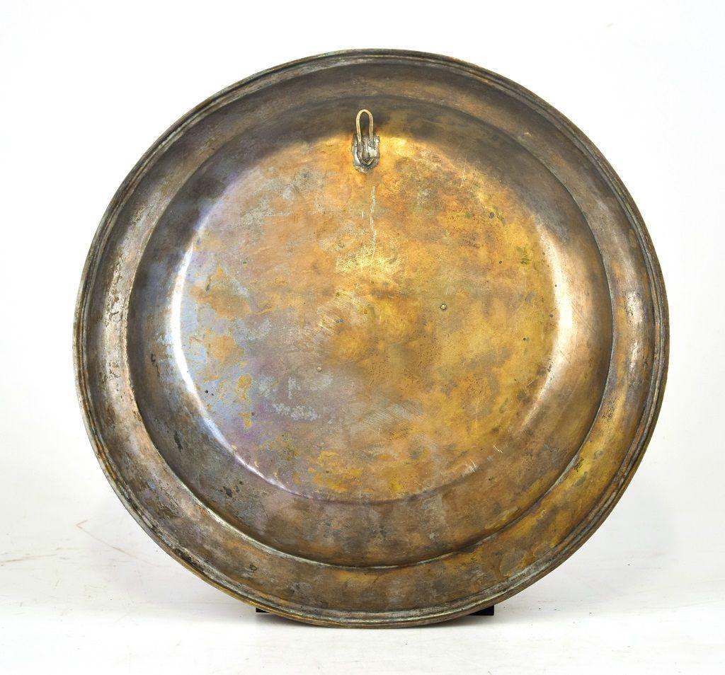 This Almoner plate is an original decorative pewter object realized in Tuscany, Italy by Italian manufacture in the second half of the 18th century.

This pewter plate is decorated with a central motif with the Giglio of Florence (Florentine