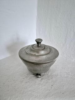 Scatola con coperchio in peltro decorato, Swedish Grace / Art Decor di CG Hallberg