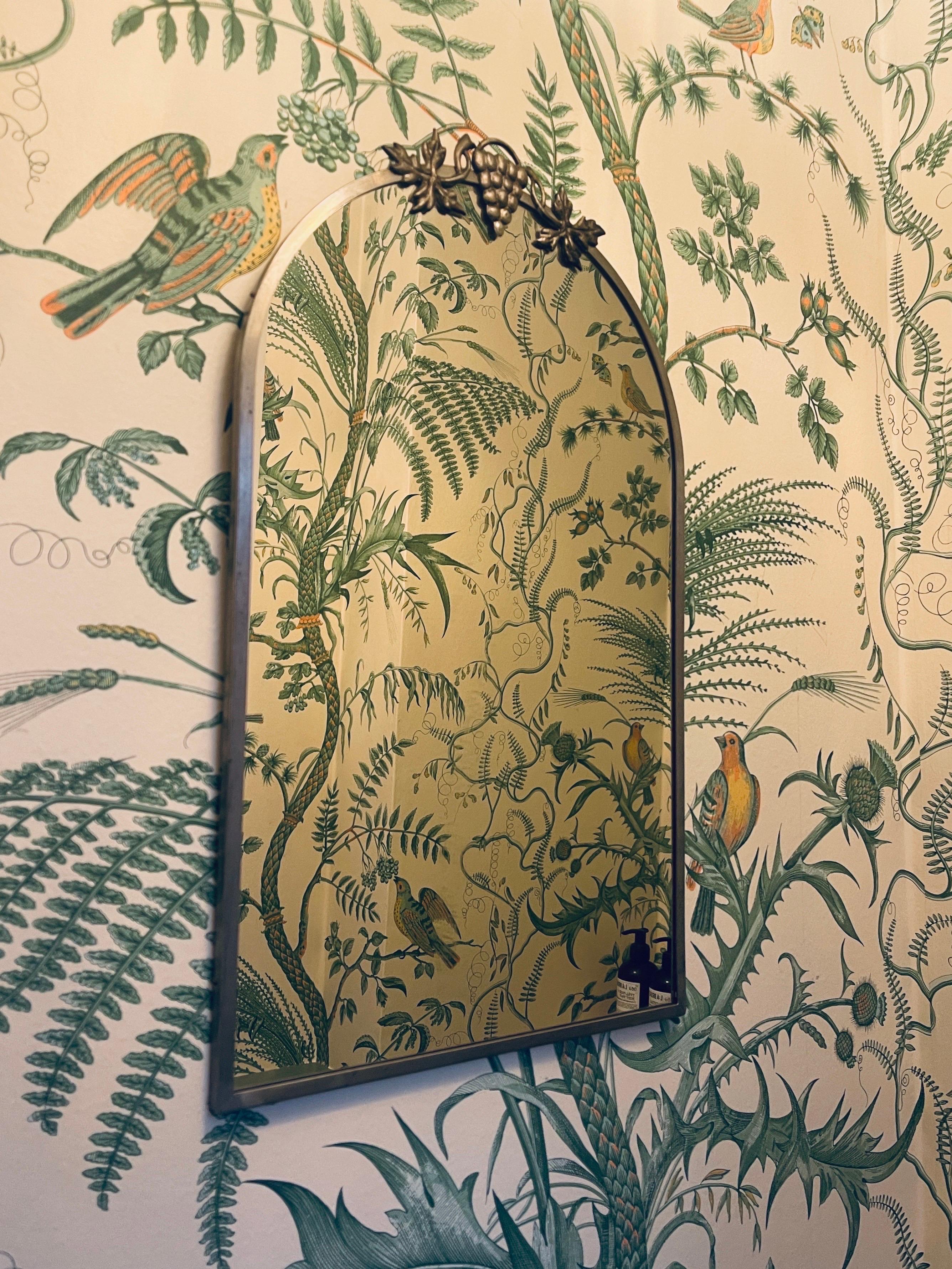 Early Scandinavian Modern

Ein schöner dekorativer Spiegel mit Trauben und Blättern. 
Gestempelt Sv. Tenn. 

Eine perfekte Ergänzung sowohl für klassische als auch für moderne Innenräume. 

In sehr gutem Vintage-Zustand. 

Über uns: 

Wir haben uns