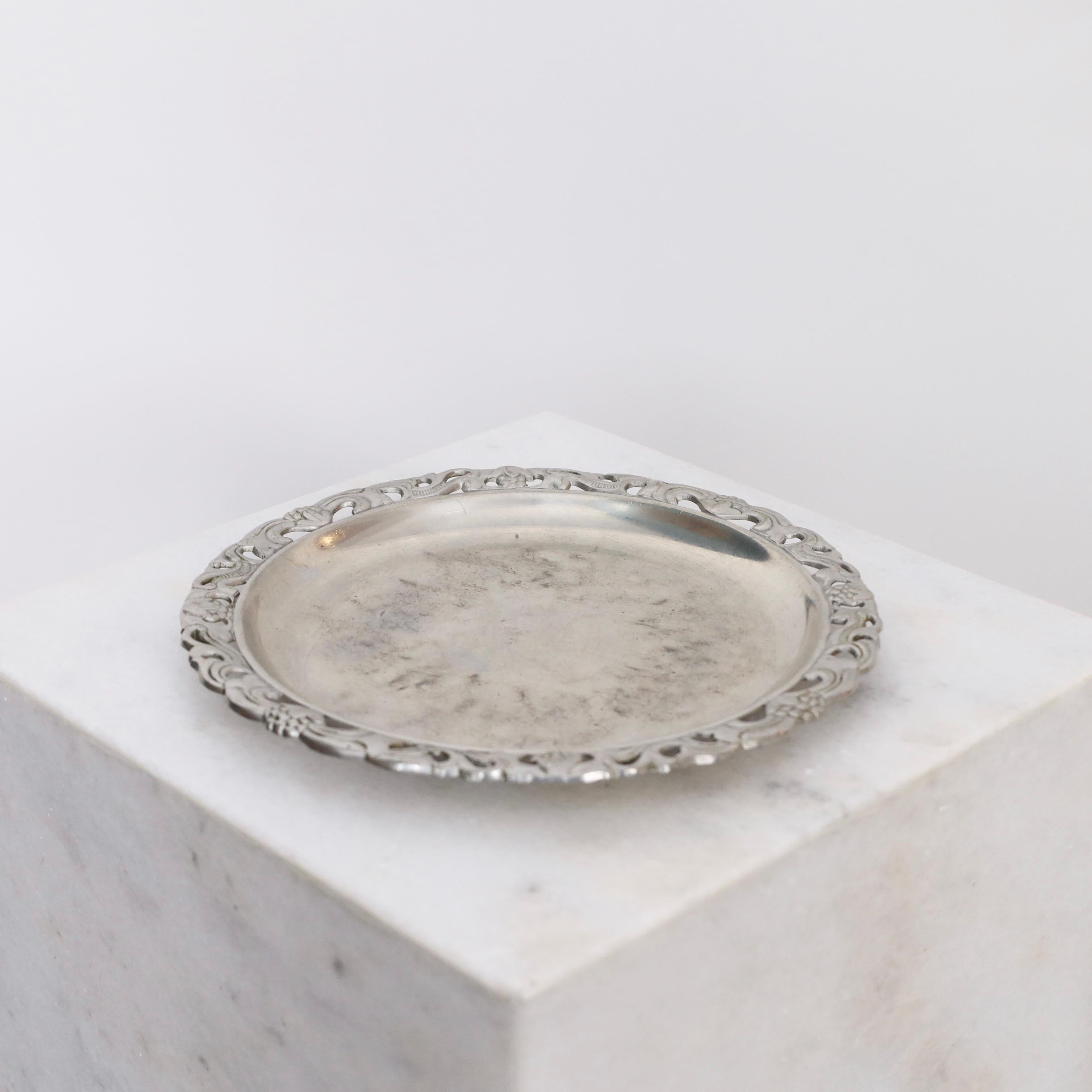 Plaque ronde en étain fabriquée par Just Andersen au début des années 1920. Une pièce élégante pour une belle table.

* Plaque ronde en étain . 
* Designer : Just Andersen
* Style : 424
* Année : 1918-1926
* Condition : Bon état vintage. Gravure du
