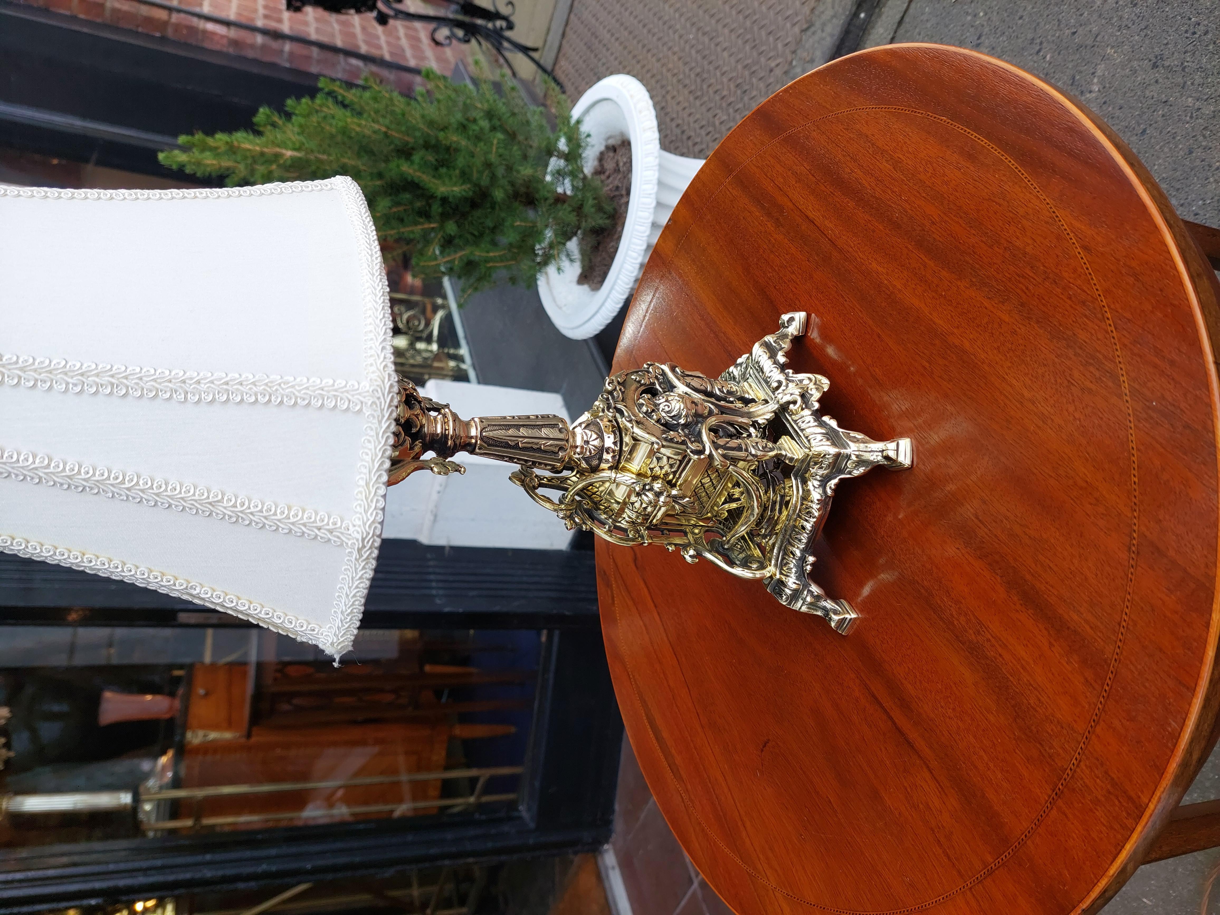 Apogée victorien Lampe à huile de table décorative en laiton percé - convertie à l'électricité en vente