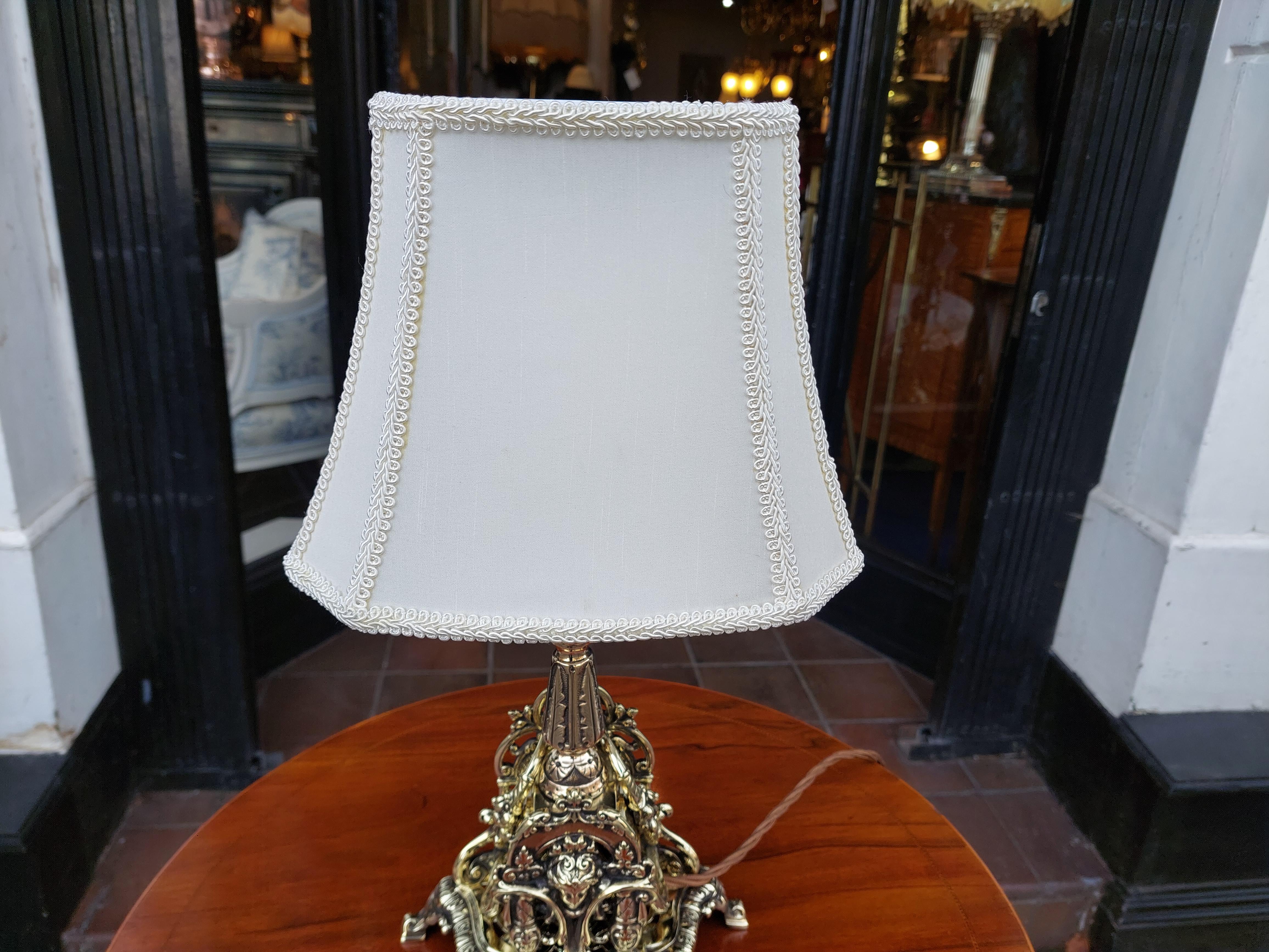 Lampe à huile de table décorative en laiton percé - convertie à l'électricité Bon état - En vente à Altrincham, GB