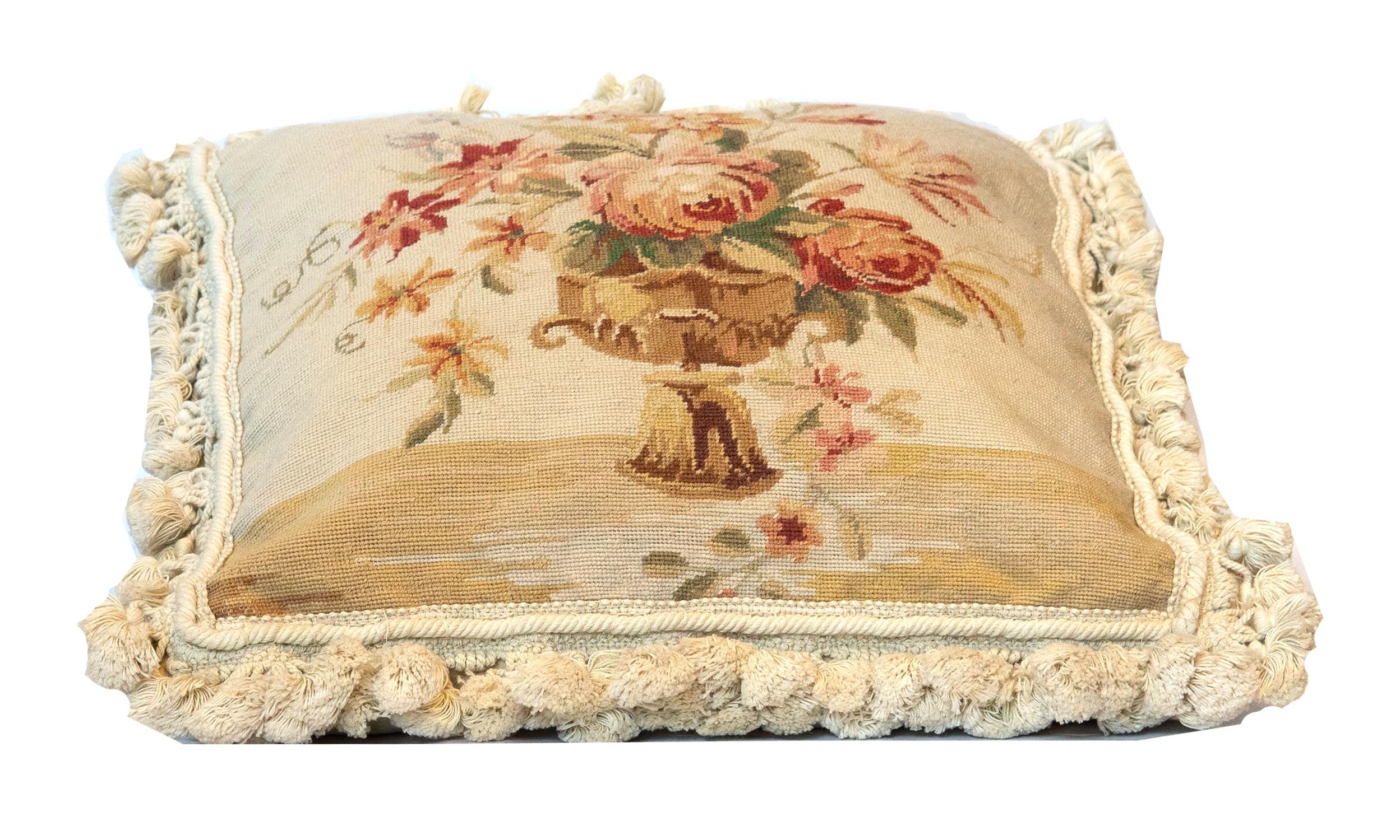 Französisch Aubusson Kissenbezug Vintage Teppich Vase Kissen Kissen (Handgefertigt) im Angebot