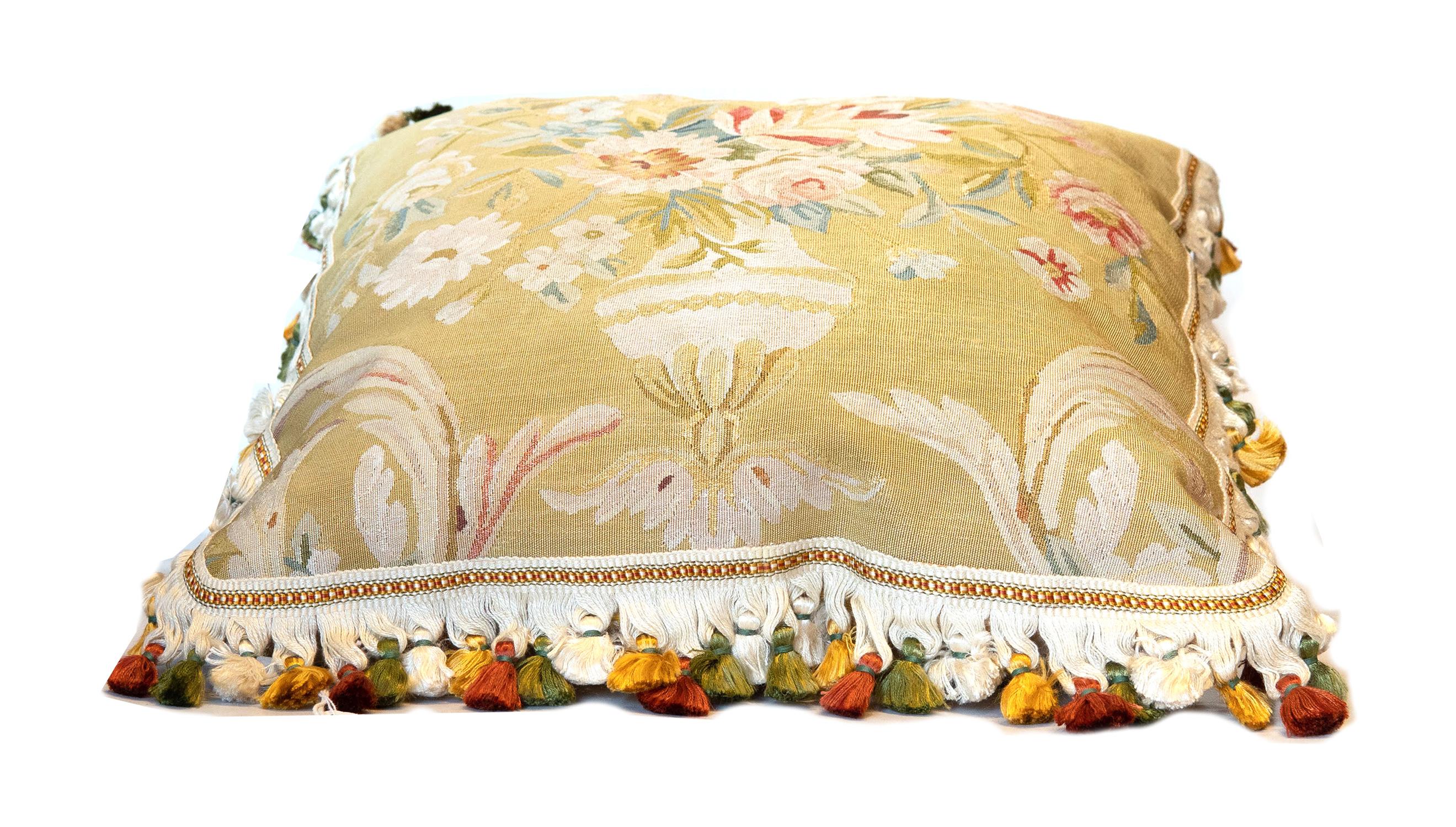Fait main Coussins décoratifs, couverture de coussin vintage en pure soie à motifs floraux de style Aubusson en vente