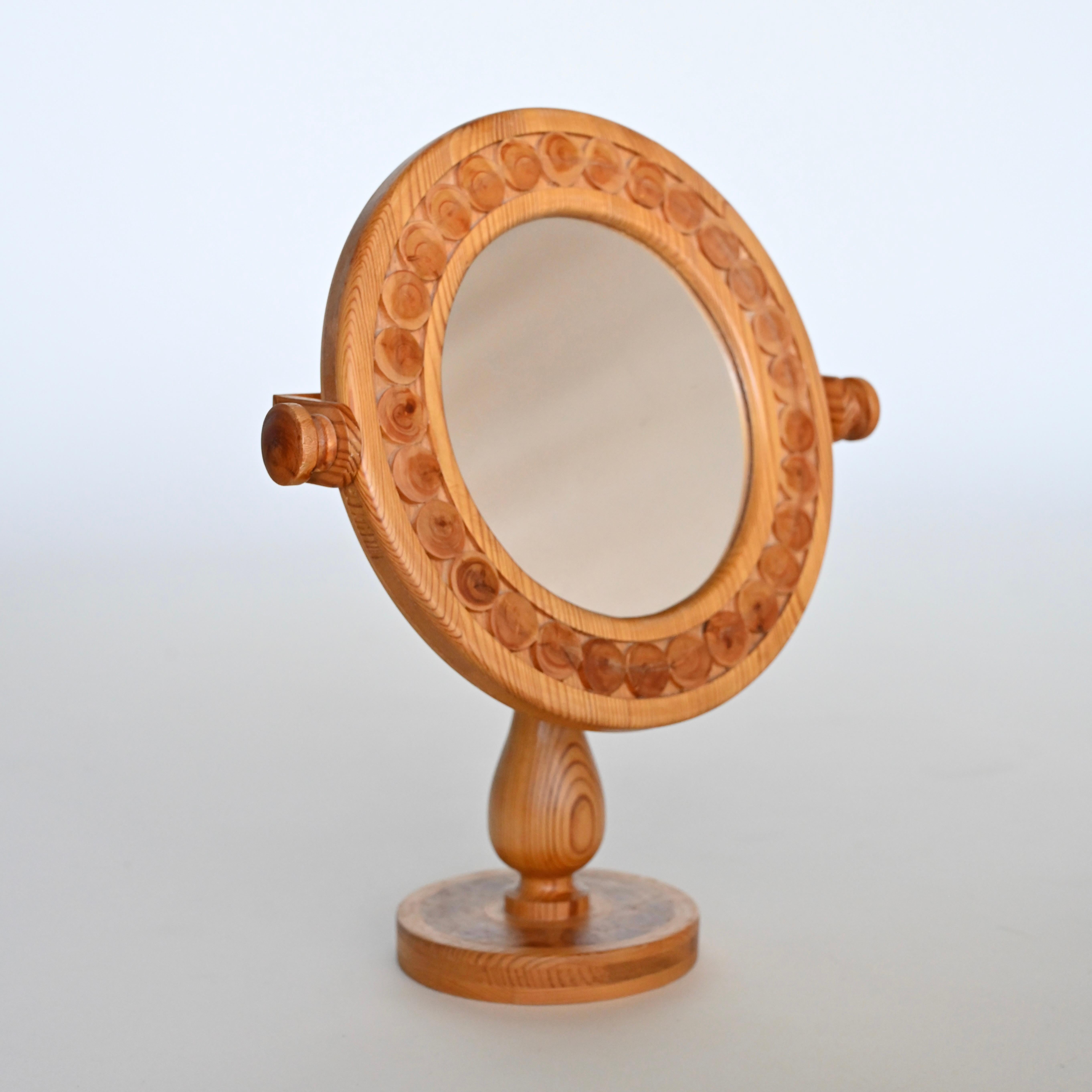 Mid-Century Modern Miroir de courtoisie décoratif en pin. Milieu du 20e siècle.  en vente