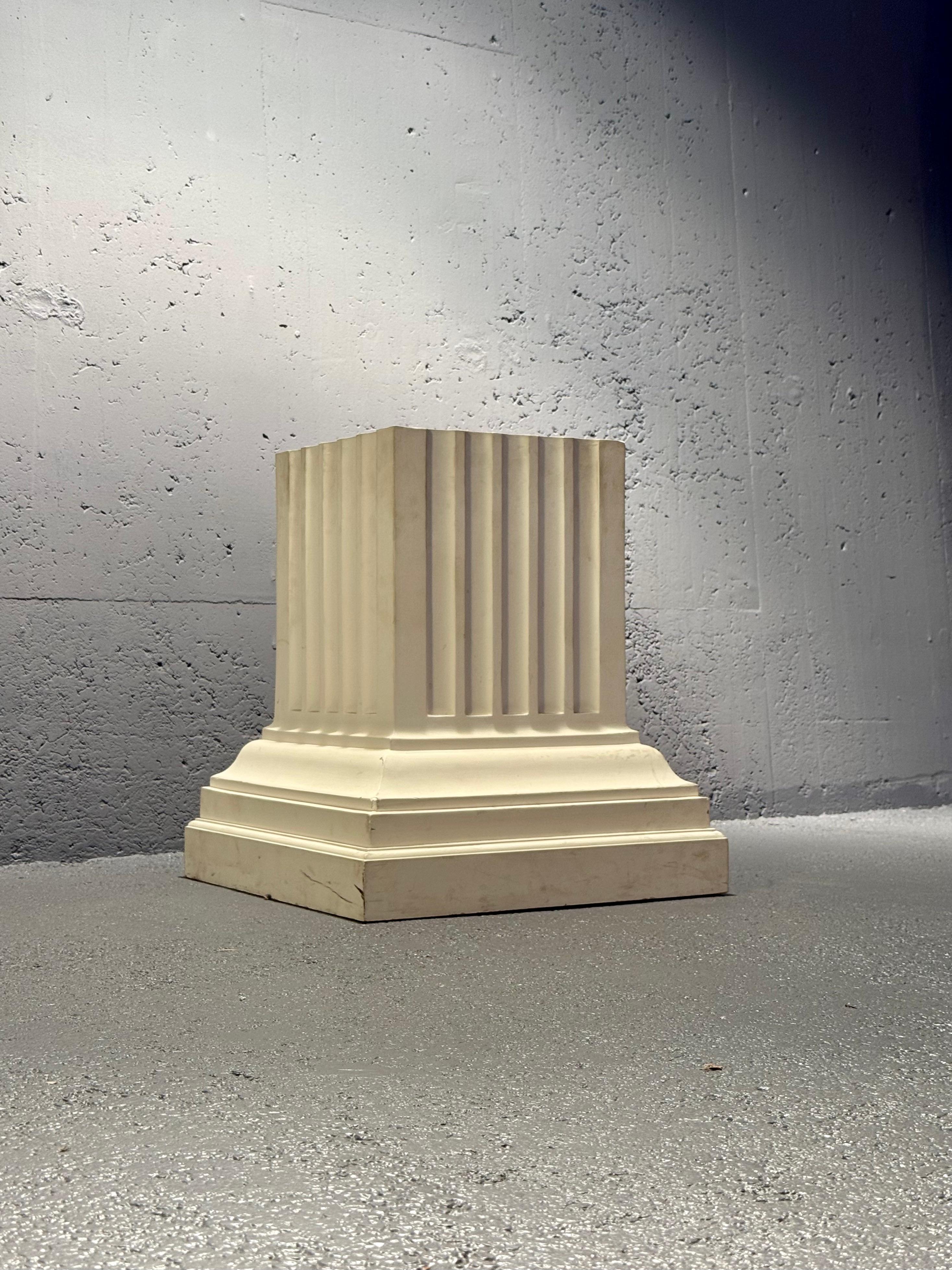 Decorative plaster side table For Sale 4