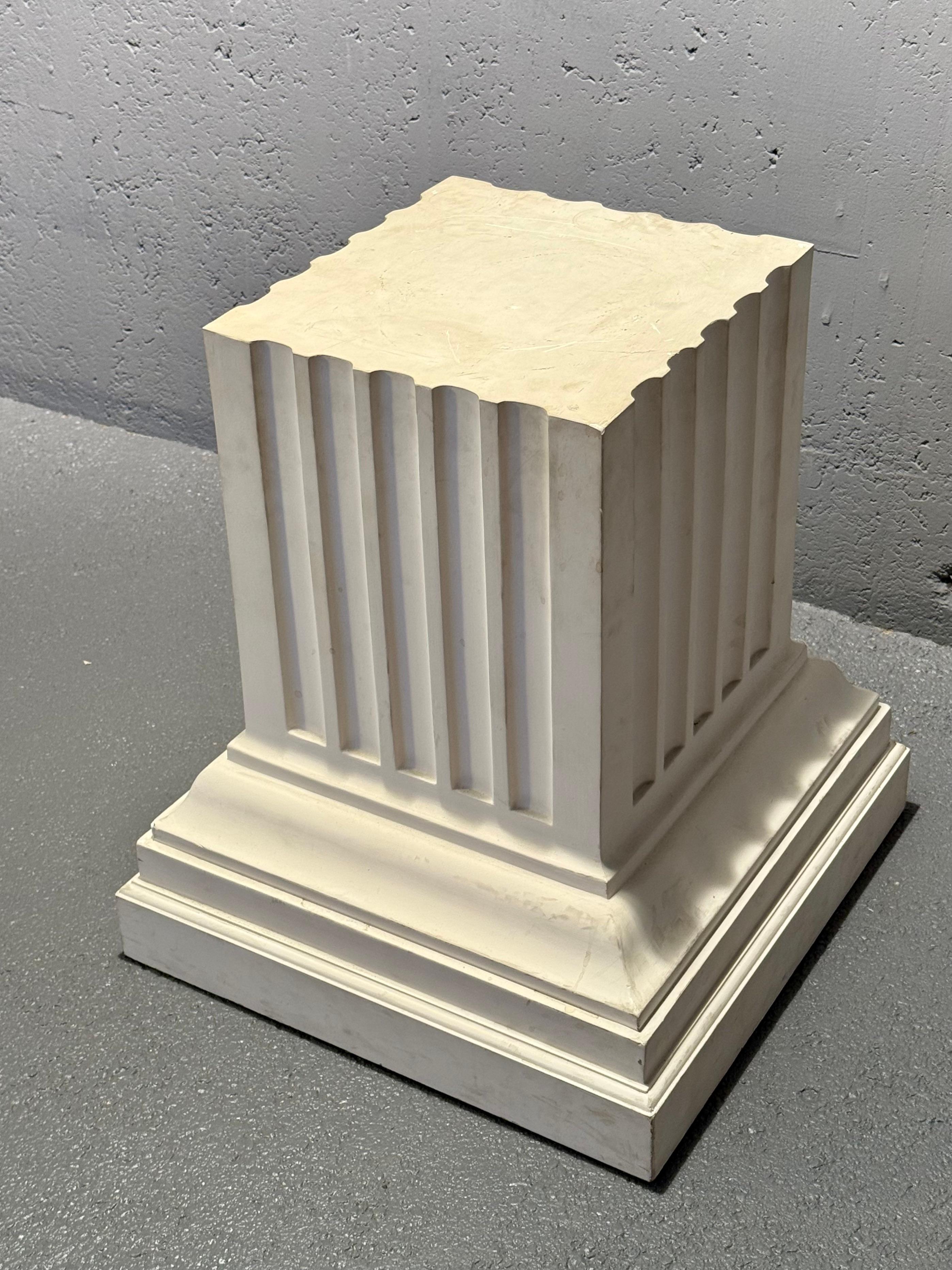 Decorative plaster side table In Good Condition For Sale In grand Lancy, CH