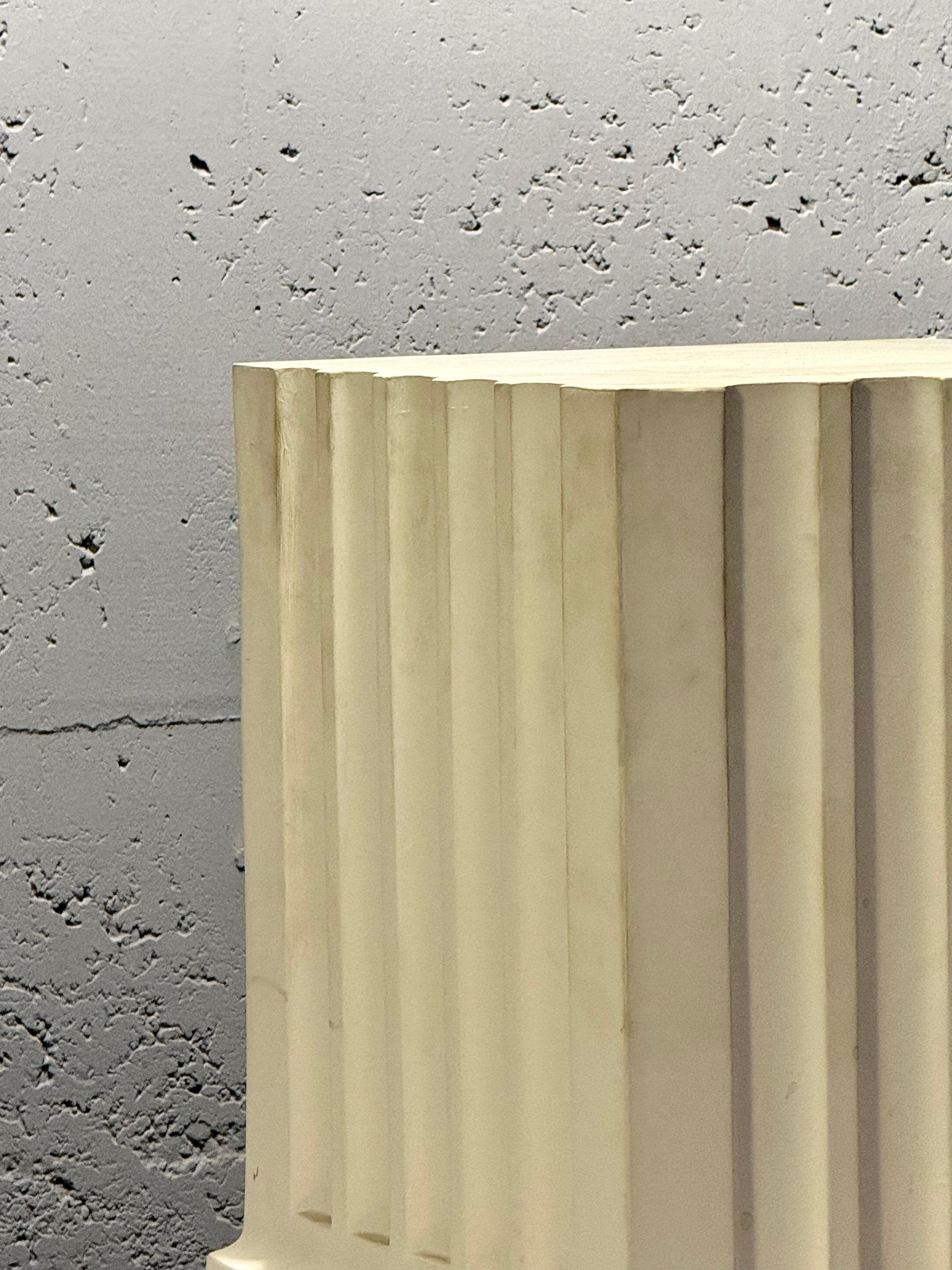 Decorative plaster side table For Sale 2