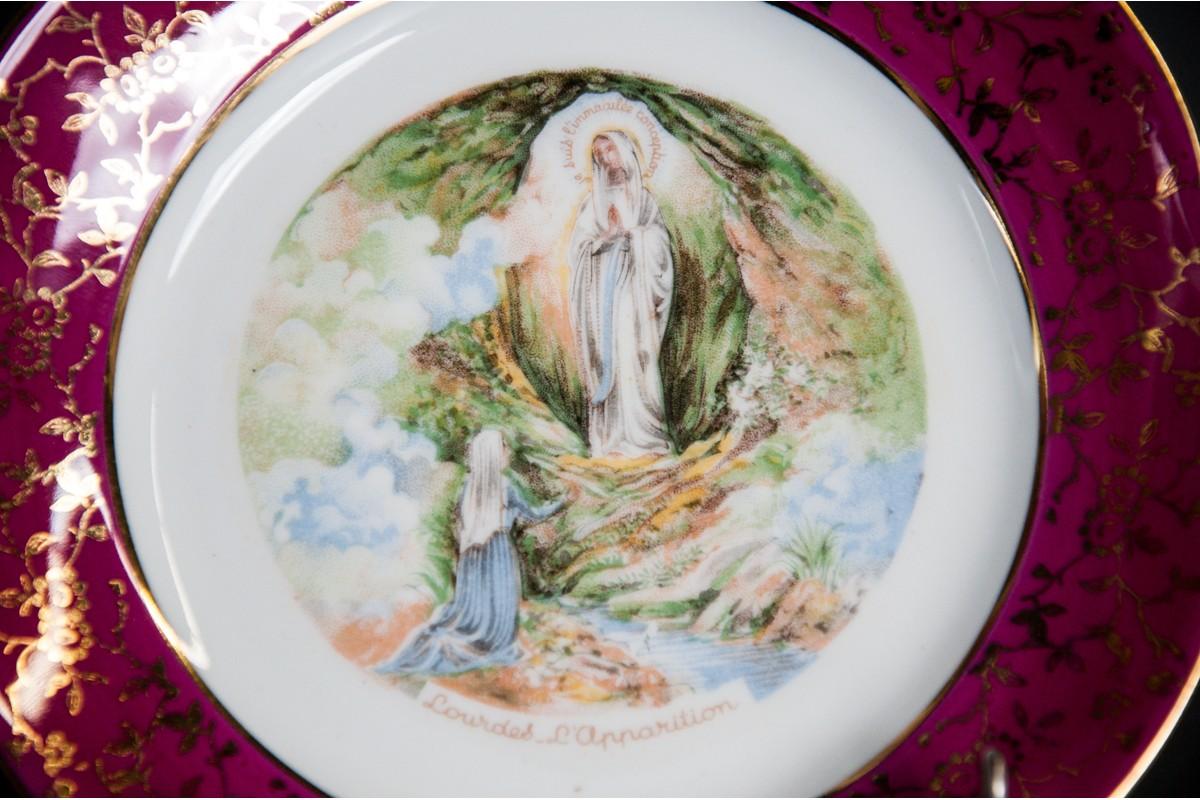 Dekorativer Teller, der die Szene der Erfindung in Lourdes, Frankreich, darstellt (Sonstiges) im Angebot