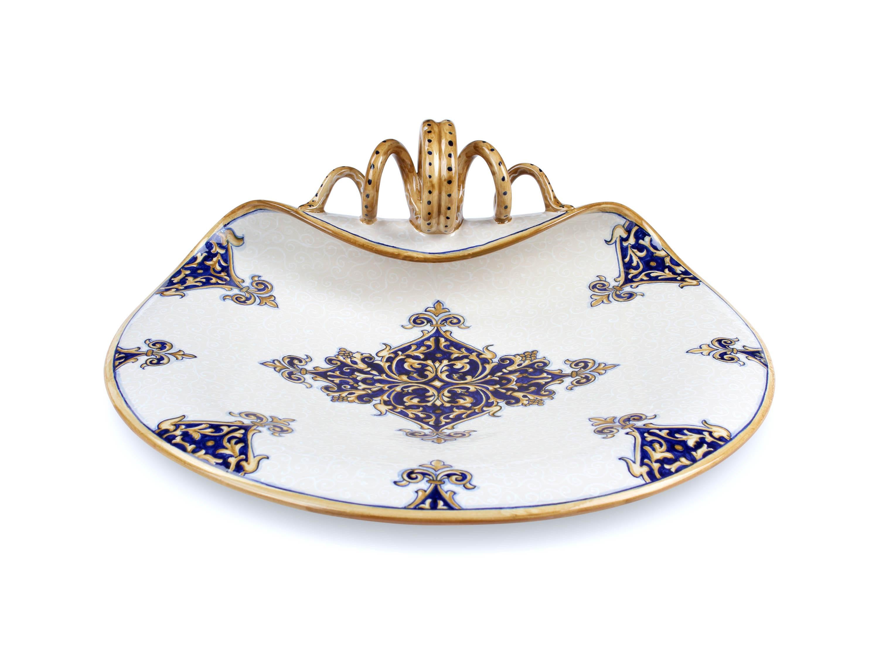 This splendid ceramic plate is handmade and hand-painted in Italy following the original Renaissance painting technique, unchanged over time, which we observe to the letter: it is decorated in majolica painted in duotone on a white background, along