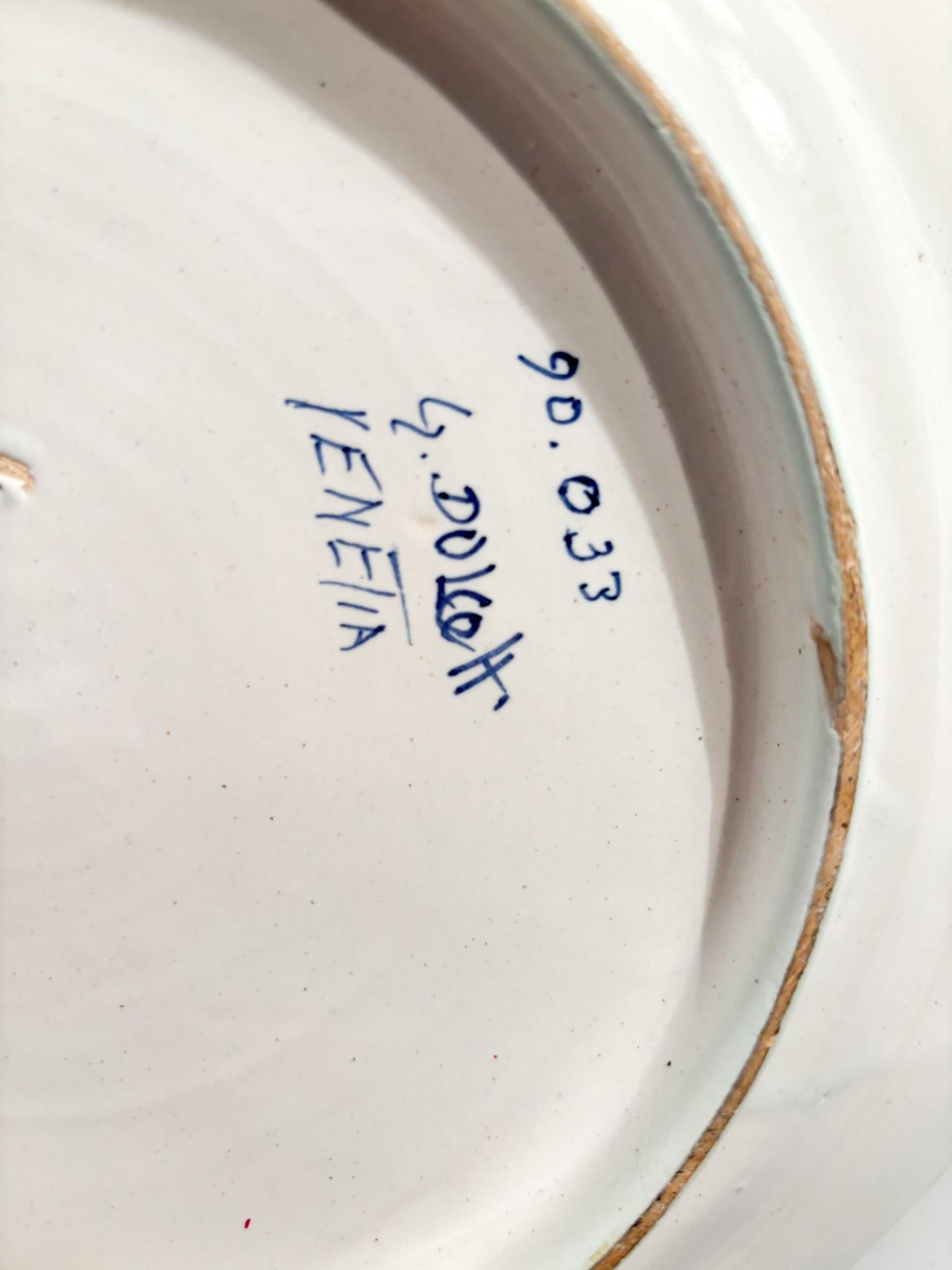 Plato decorativo de cerámica pintada a mano de Giacomo Dolcetti de los años 30 mediados del siglo XX