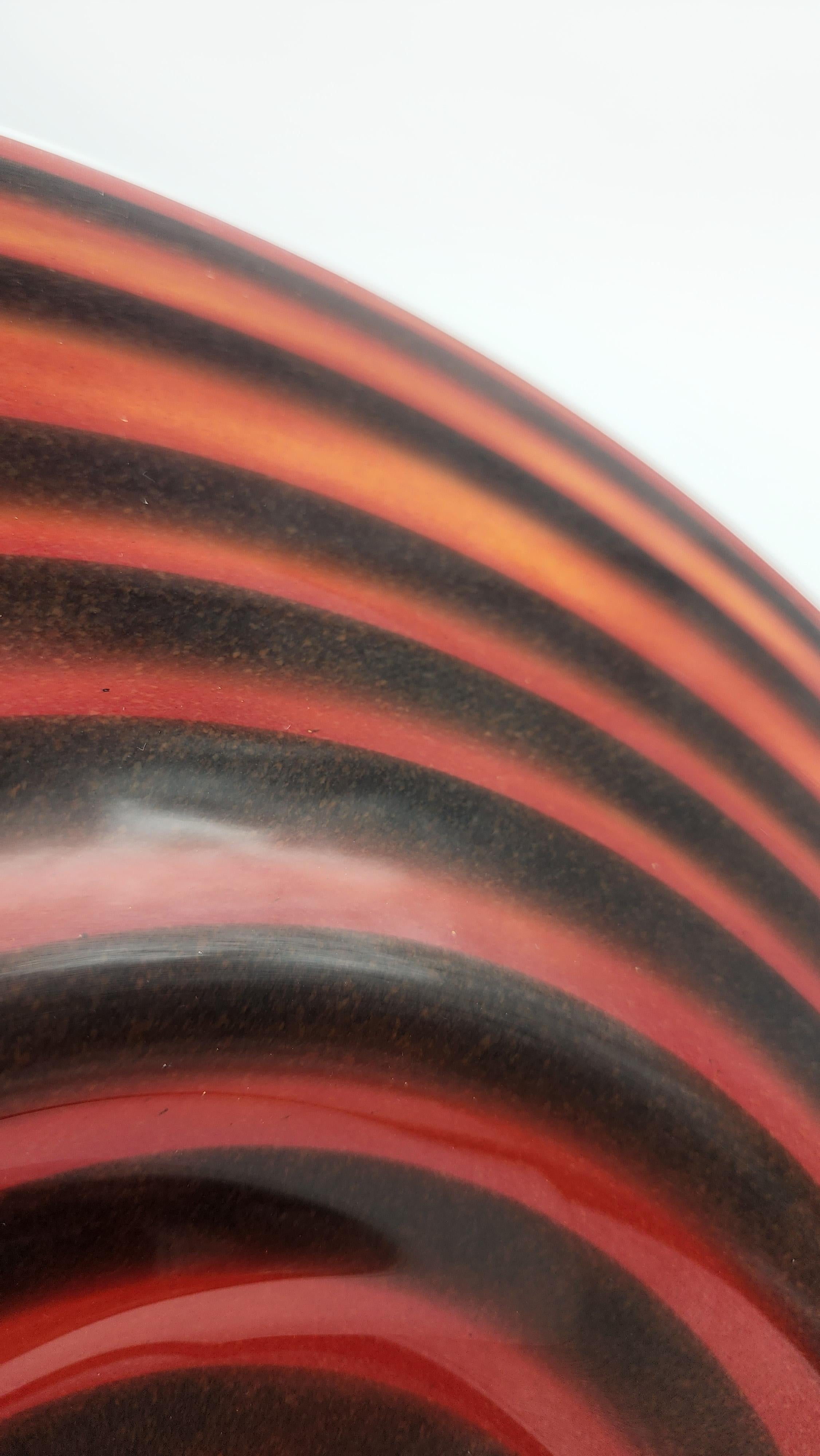 Plato decorativo de vidrio artístico del diseñador Alberto Churba Hecho a mano en venta