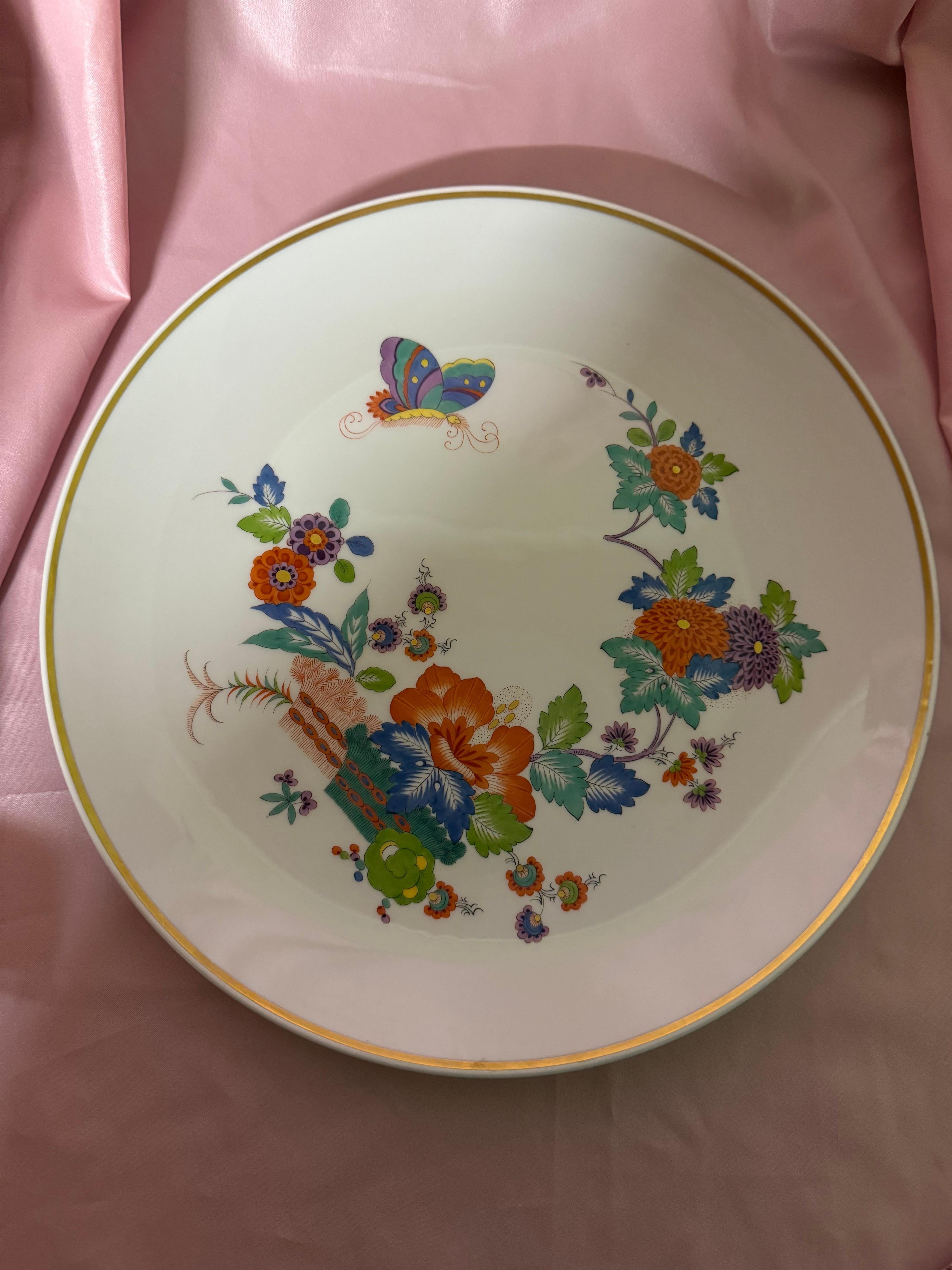 Il s'agit d'une assiette en porcelaine de Meissen, ornée d'un décor de style Kakiemon. La porcelaine de Meissen est réputée pour être la première porcelaine européenne en pâte dure, sa production ayant débuté en 1710 près de Dresde, en Allemagne.