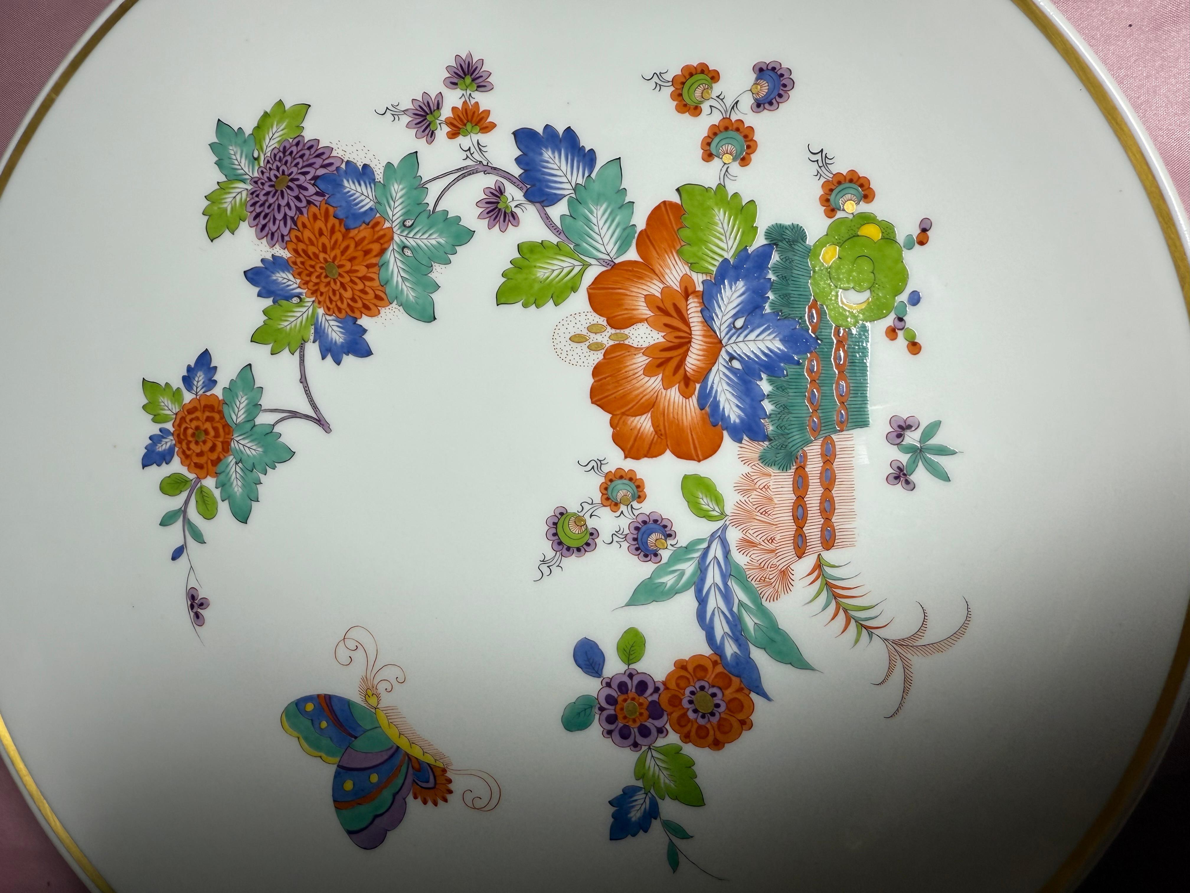 Allemand Assiette décorative Meissen Fleurs Papillon Peint à la main 1961 en vente