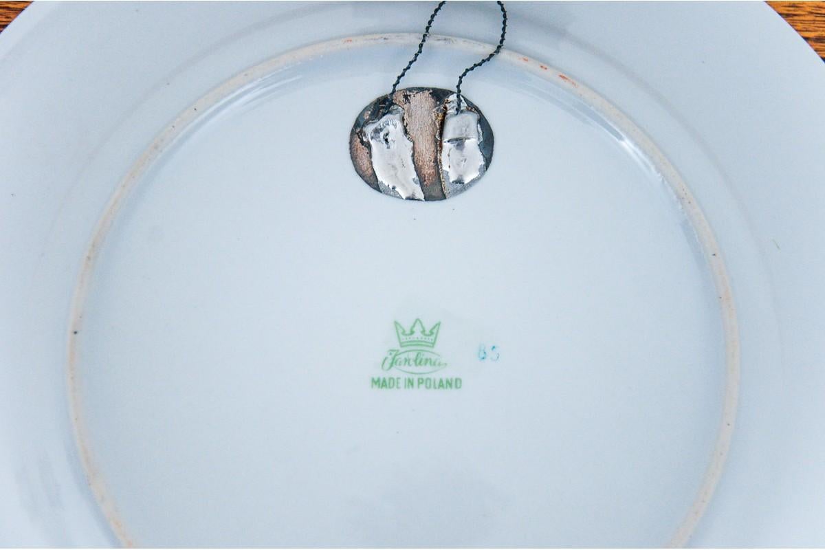 Decorative plate manufactured by 