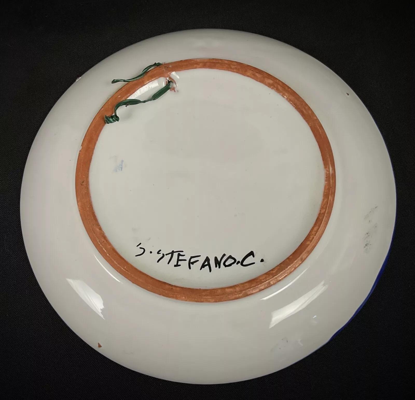 Assiette décorative signée S. Stephano - Décor floral émaillé et craquelé - 2Y484 en vente 1