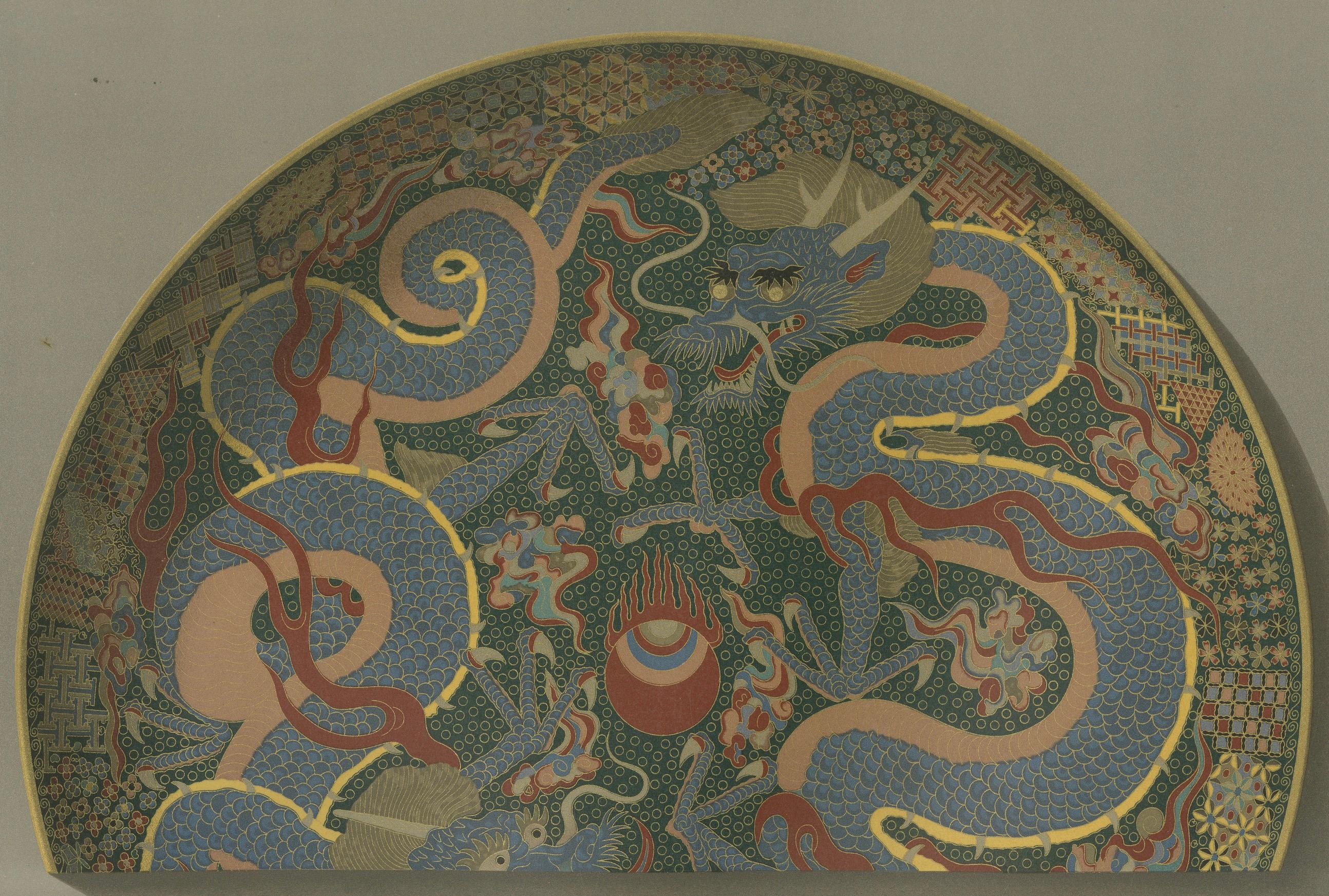 Fine XIX secolo Piatto decorativo con draghi gemelli e perle fiammeggianti - Arte di Audsley, 1884 in vendita