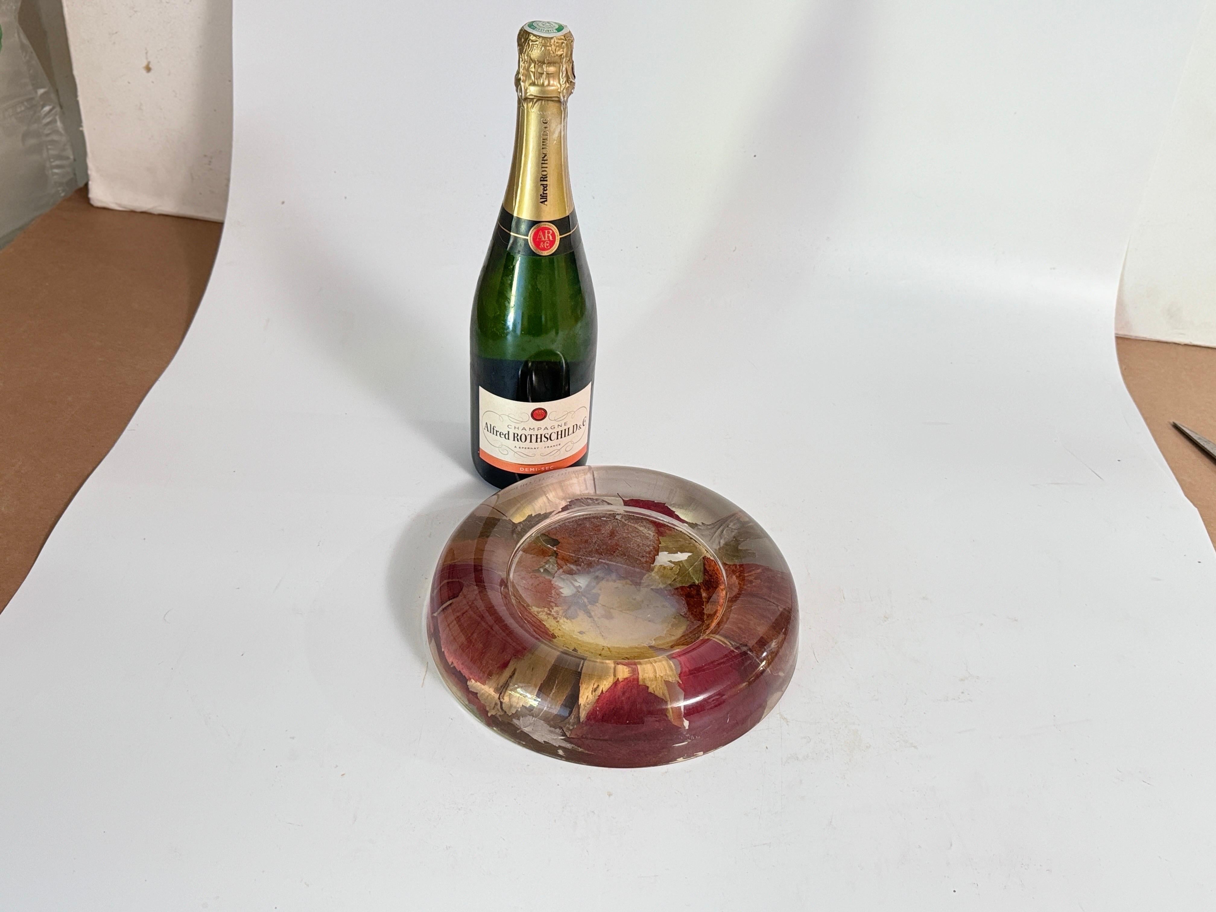 Vide poche o cenicero decorativo de plexiglás con inclusiones de hojas Italia 1970 Plexiglás en venta