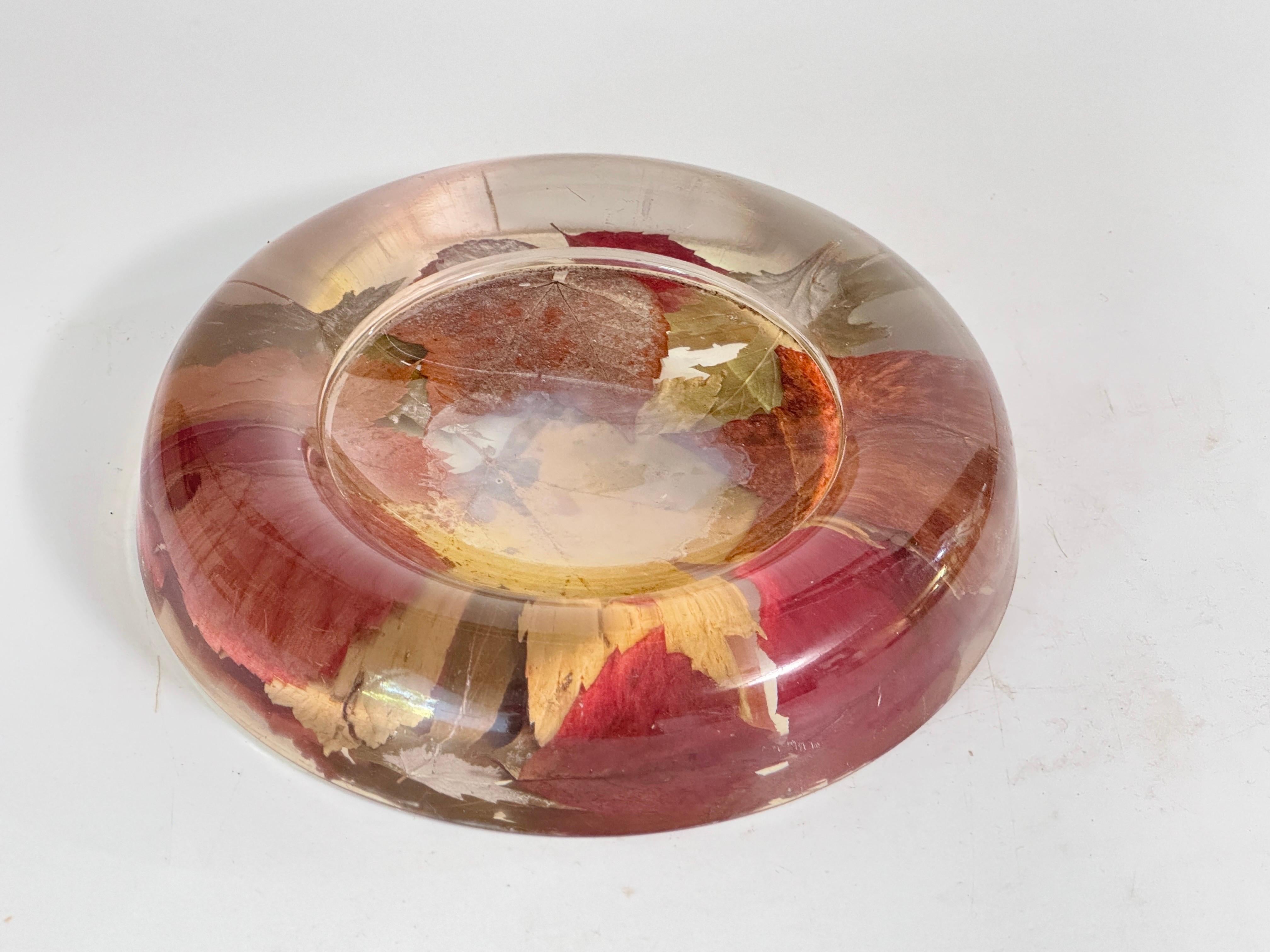 Vide poche o cenicero decorativo de plexiglás con inclusiones de hojas Italia 1970 en venta 1