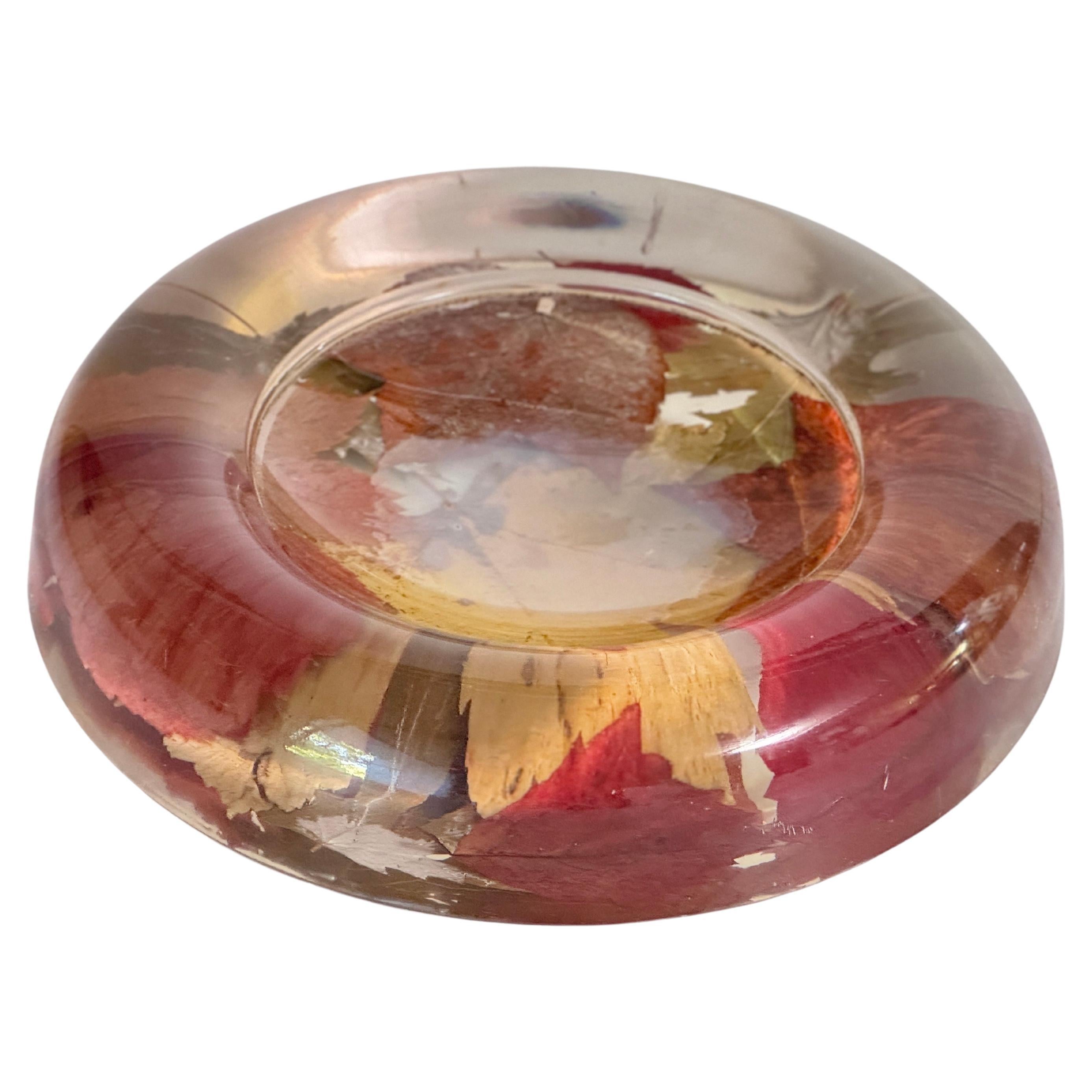 Vide poche o cenicero decorativo de plexiglás con inclusiones de hojas Italia 1970 en venta