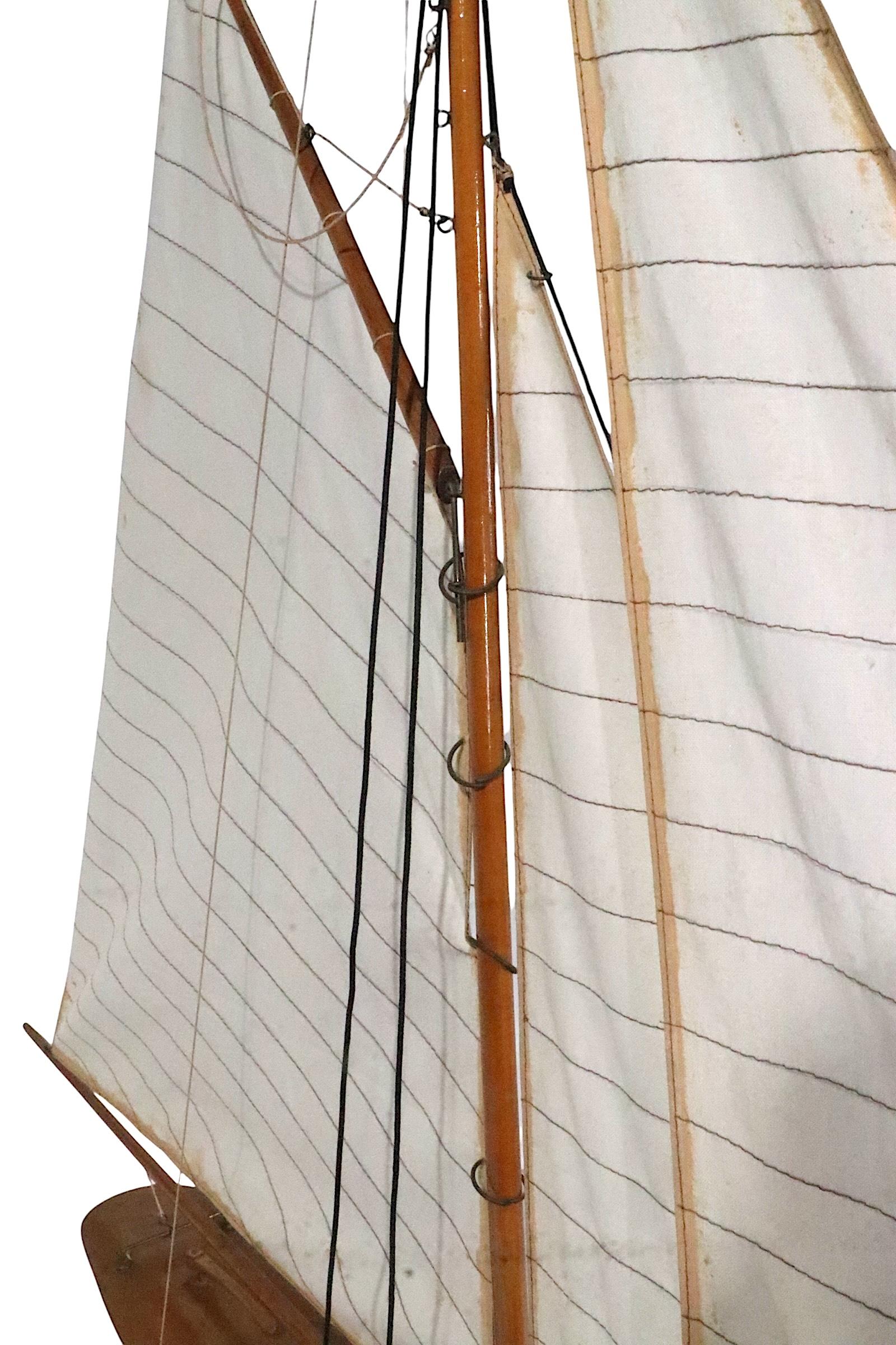 Bateau d'étang décoratif Modèle de bateau à voile Sloop en vente 4