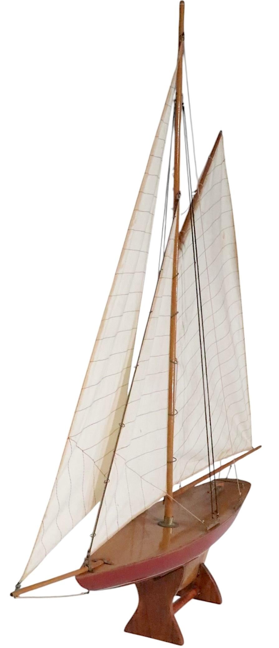 Bateau d'étang décoratif, voilier, modèle de sloop, sur son support d'origine.  Cet exemple est un modèle du 20e siècle (années 1980).  copie du 19ème siècle  ( 1895 )  original, fabriqué dans les années 1980 Le bateau est en très bon état,