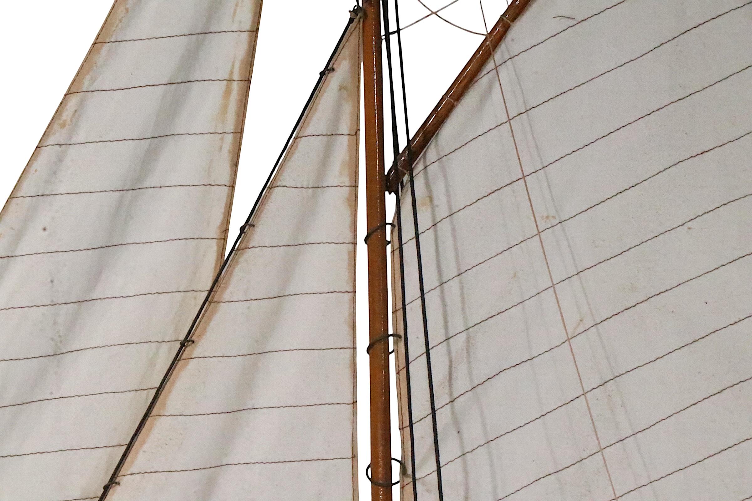 Bateau d'étang décoratif Modèle de bateau à voile Sloop Bon état - En vente à New York, NY