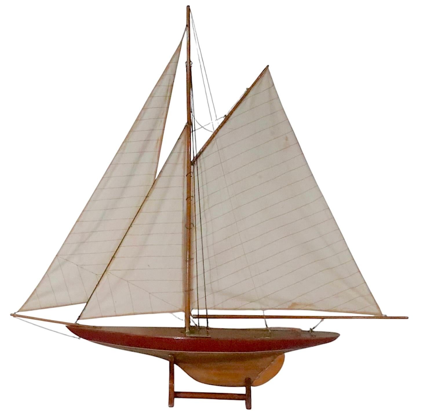20ième siècle Bateau d'étang décoratif Modèle de bateau à voile Sloop en vente