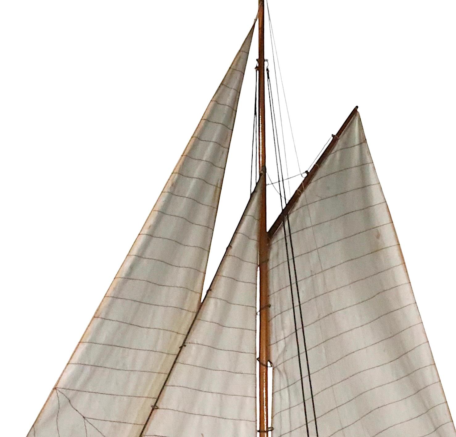 Bateau d'étang décoratif Modèle de bateau à voile Sloop en vente 2
