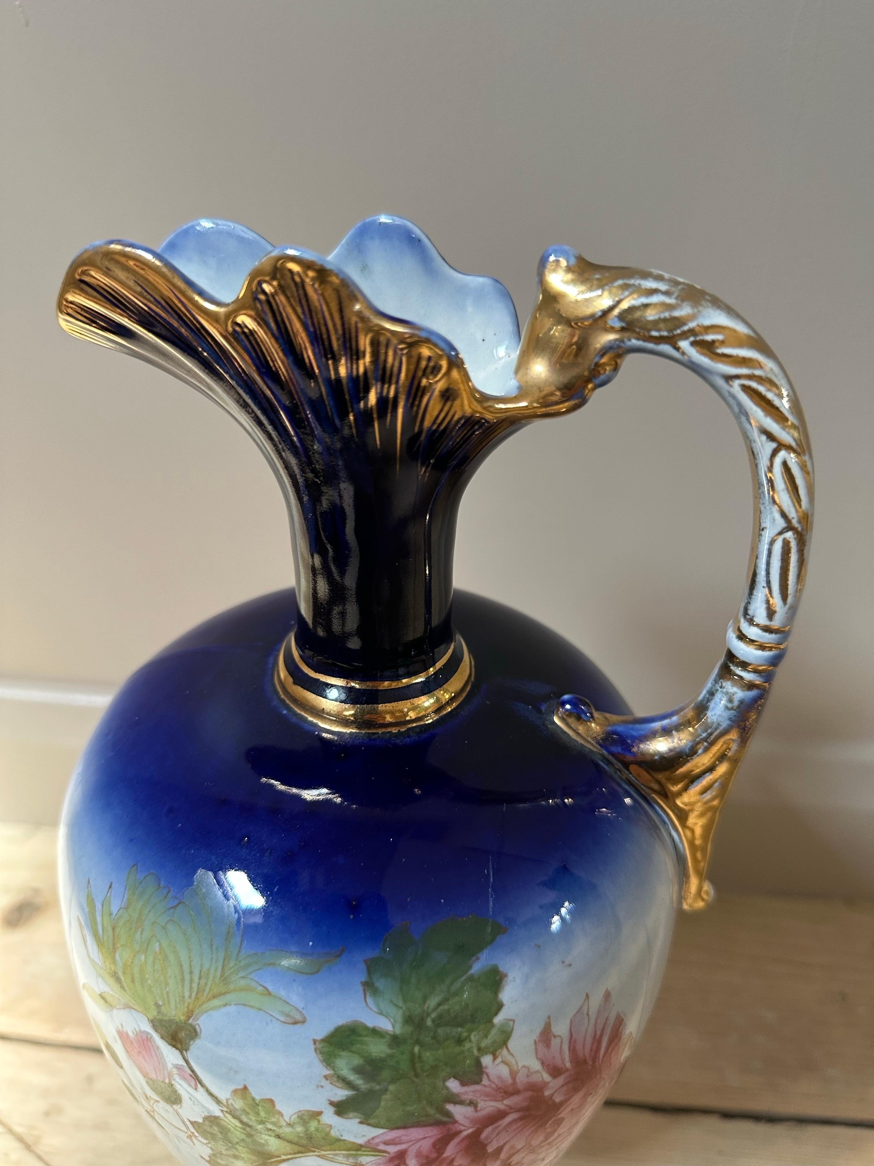 Dekorativer Krug aus blauem und vergoldetem Porzellan, rosa geblümt, um 1900 im Angebot 4