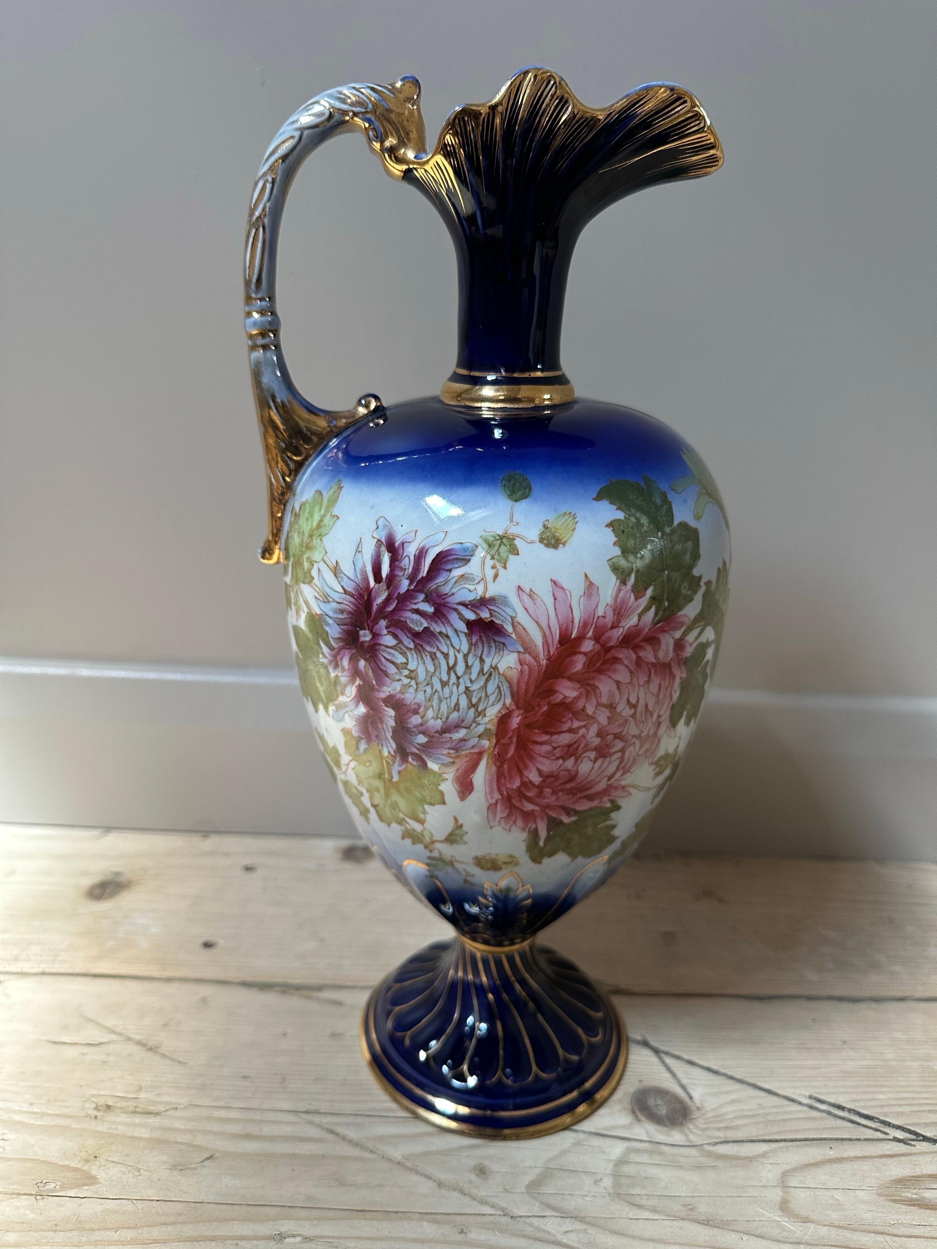 Dekorativer Krug aus blauem und vergoldetem Porzellan, rosa geblümt, um 1900 im Angebot 5