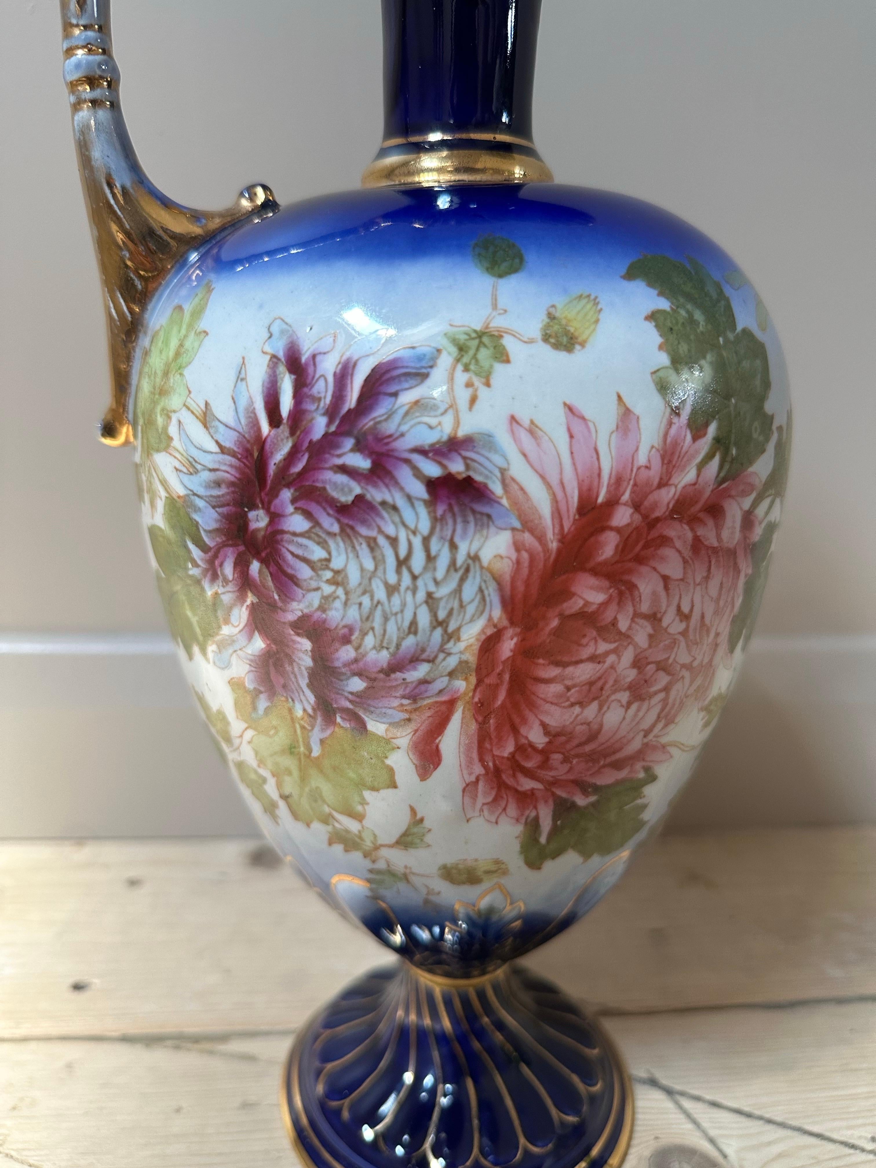 Dekorativer Krug aus blauem und vergoldetem Porzellan, rosa geblümt, um 1900 im Angebot 6