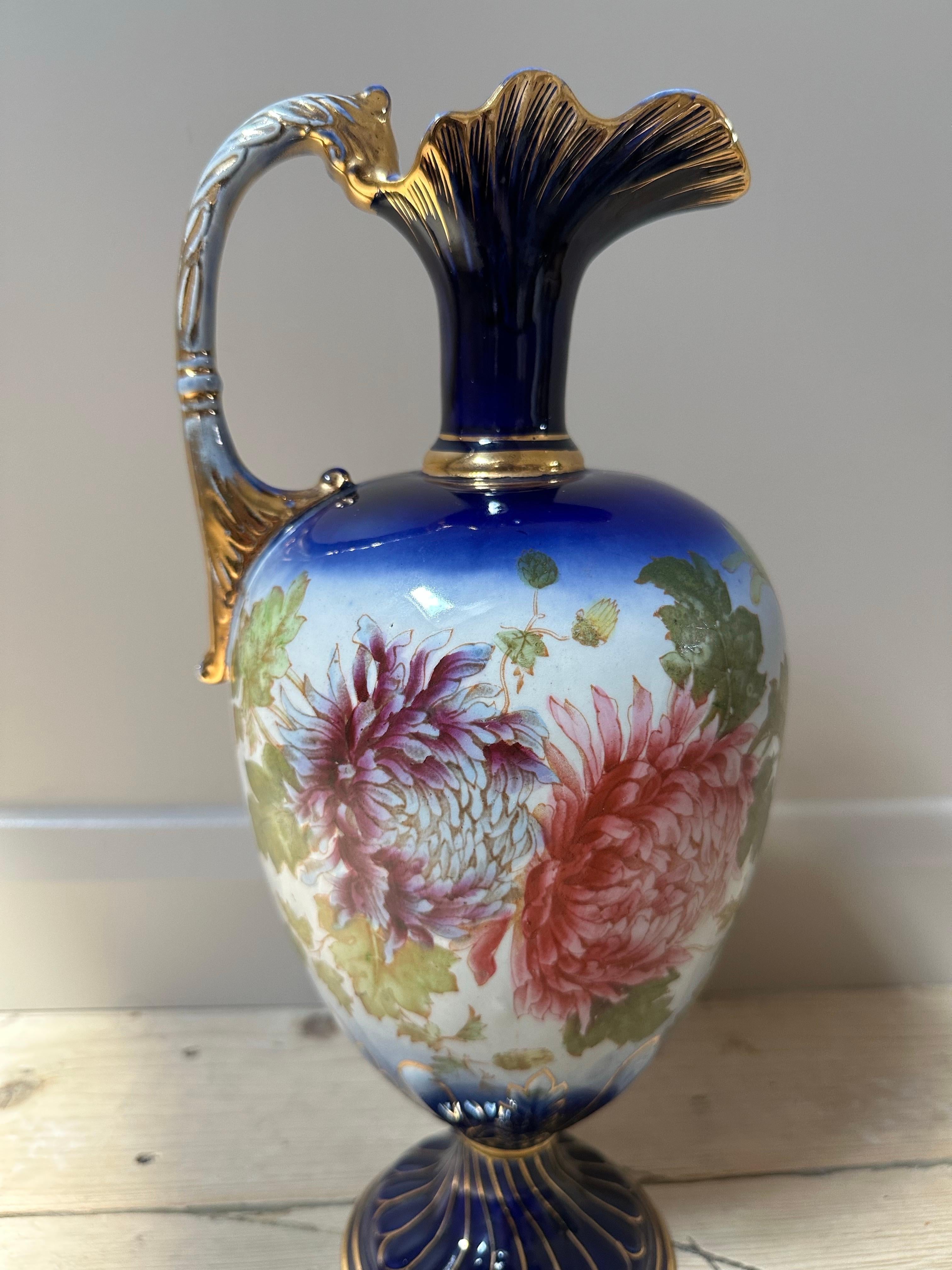Dekorativer Krug aus blauem und vergoldetem Porzellan, rosa geblümt, um 1900 im Angebot 7