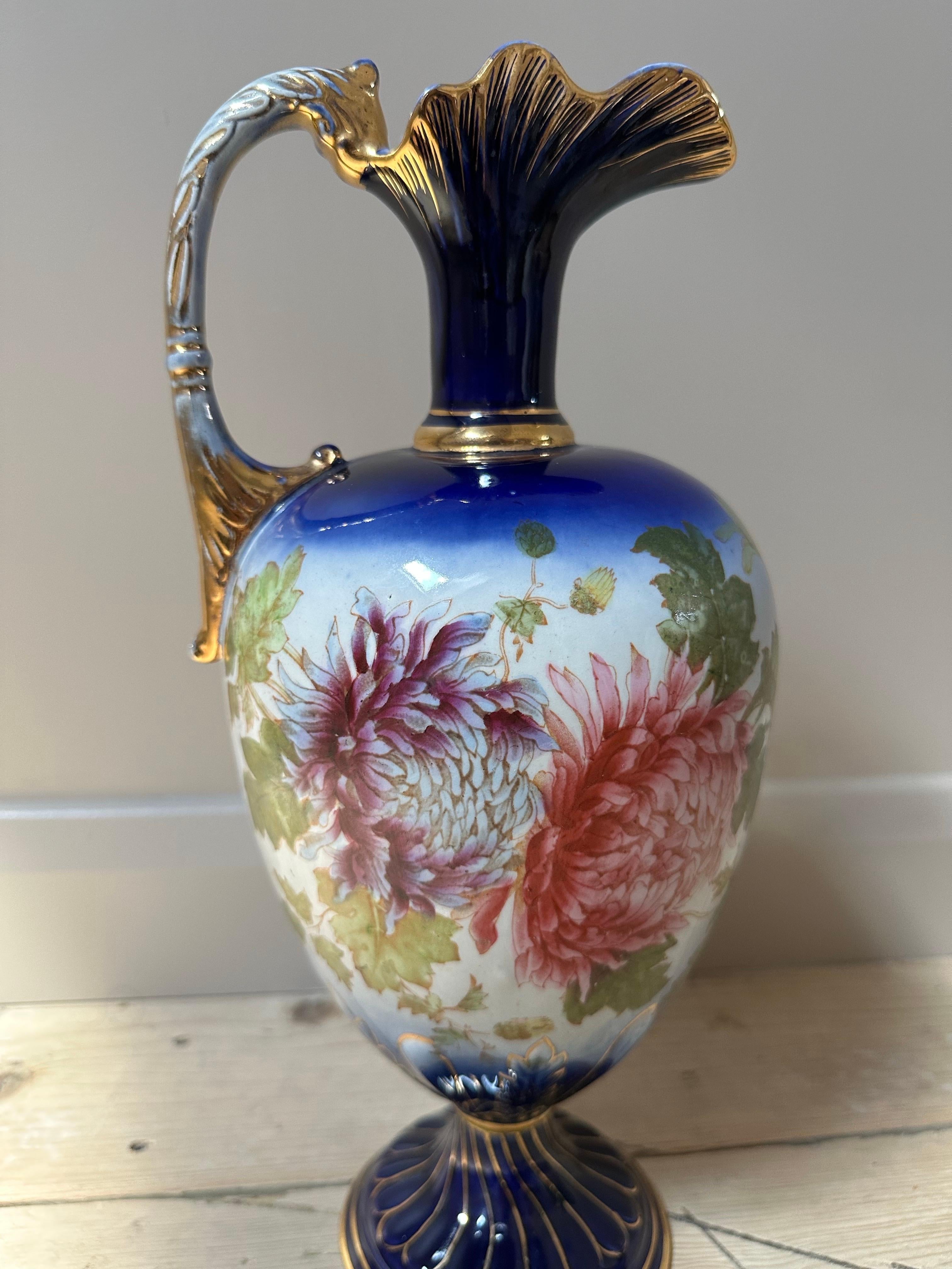 Dekorativer Krug aus blauem und vergoldetem Porzellan, rosa geblümt, um 1900 im Angebot 8