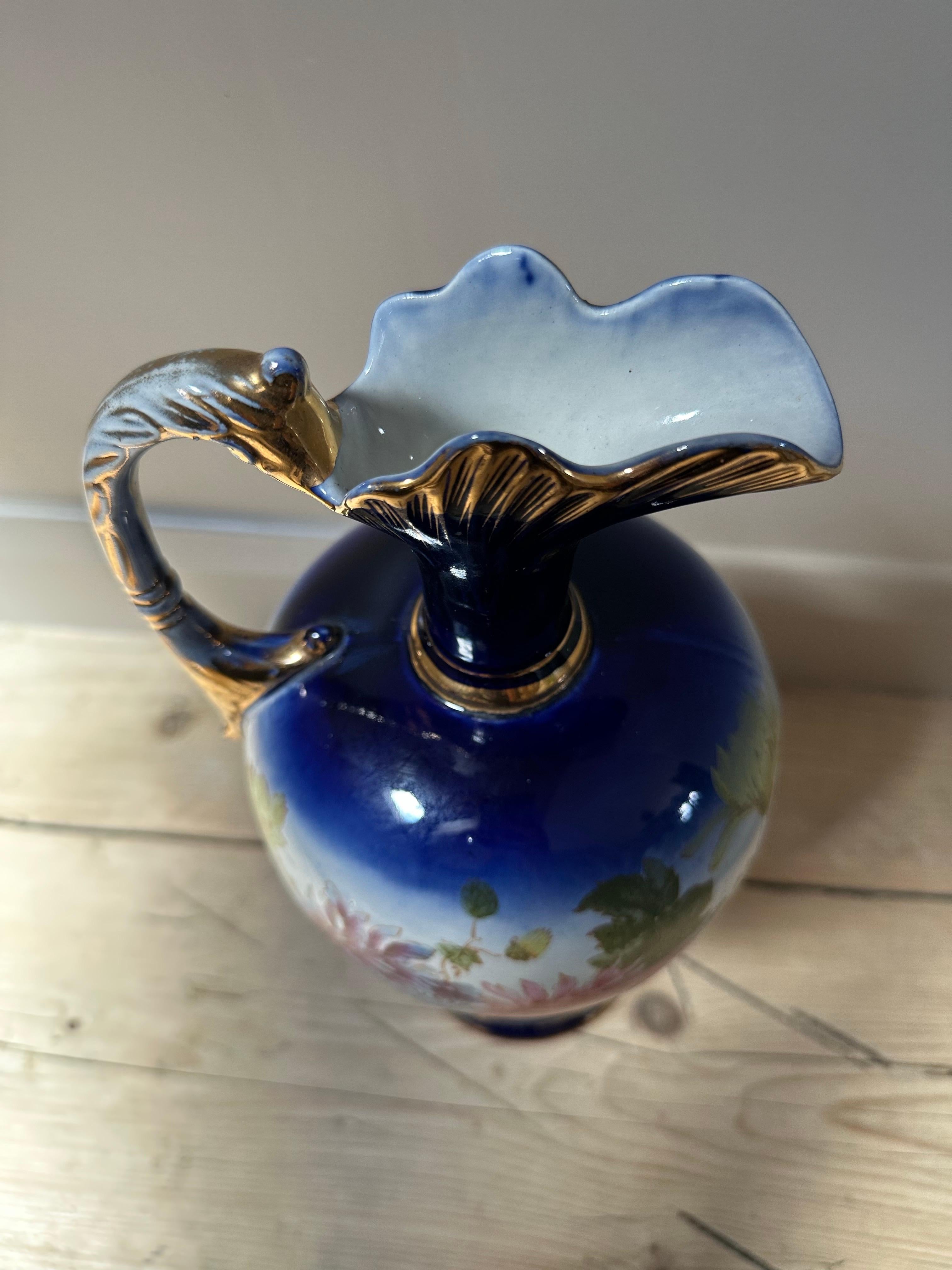Dekorativer Krug aus blauem und vergoldetem Porzellan, rosa geblümt, um 1900 im Angebot 12
