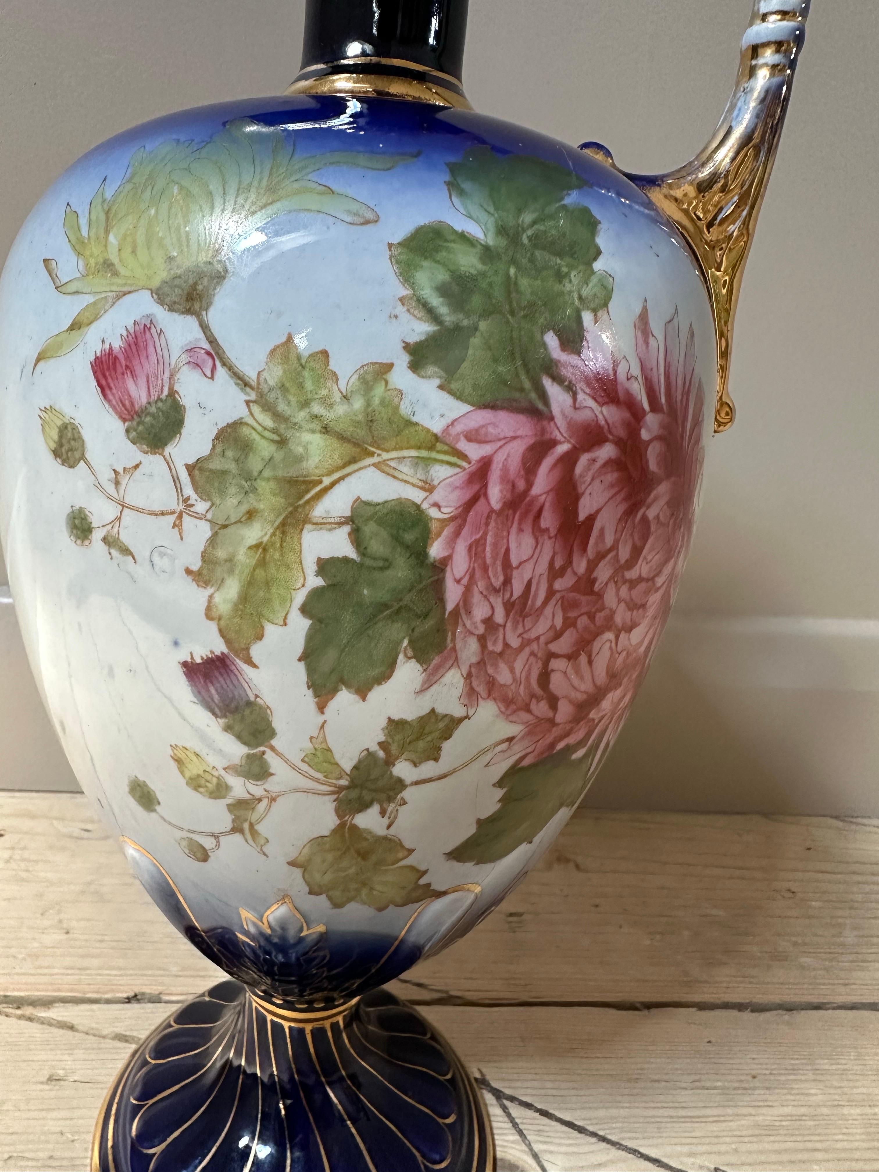 Dekorativer Krug aus blauem und vergoldetem Porzellan, rosa geblümt, um 1900 (Viktorianisch) im Angebot