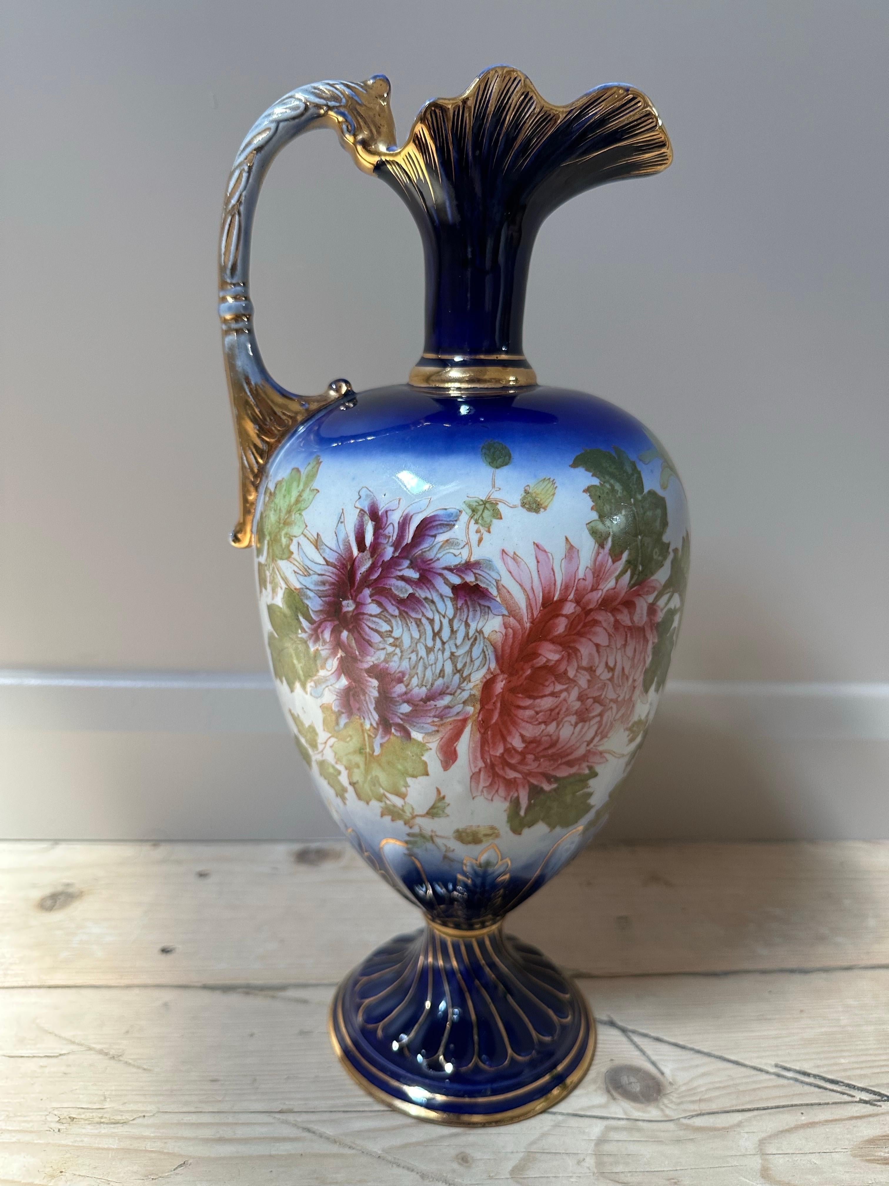 Dekorativer Krug aus blauem und vergoldetem Porzellan, rosa geblümt, um 1900 (Englisch) im Angebot