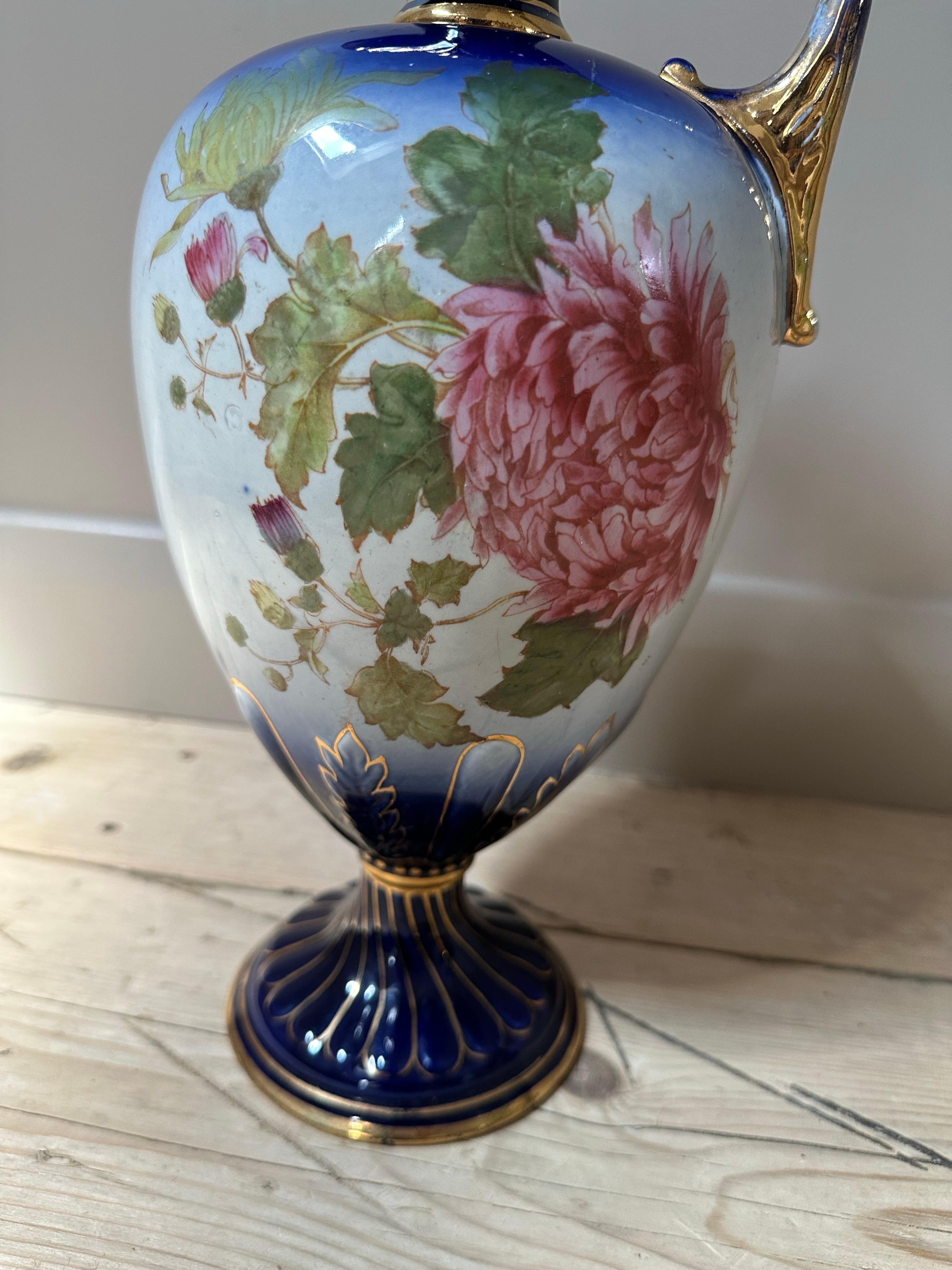 Dekorativer Krug aus blauem und vergoldetem Porzellan, rosa geblümt, um 1900 (Handbemalt) im Angebot
