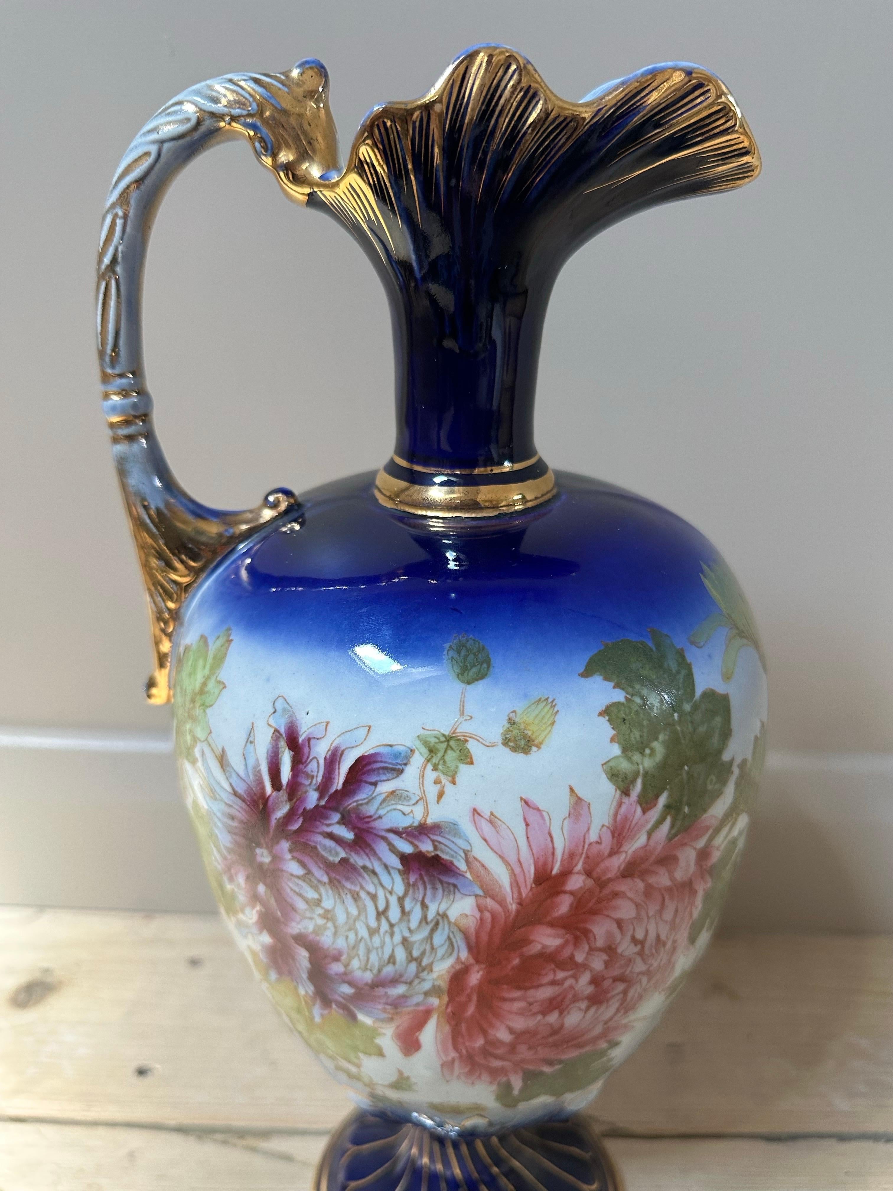 Dekorativer Krug aus blauem und vergoldetem Porzellan, rosa geblümt, um 1900 (20. Jahrhundert) im Angebot